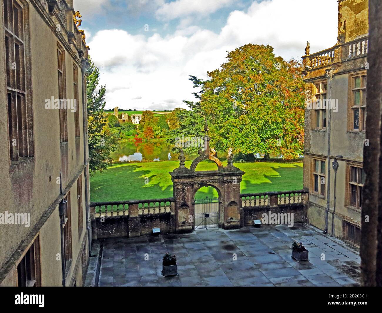 Das Sherborne 'Old' Castle aus dem 12. Jahrhundert wurde von Capability Browns künstlichem See von der 'New' Castle, Dorset, England, Großbritannien aus betrachtet Stockfoto