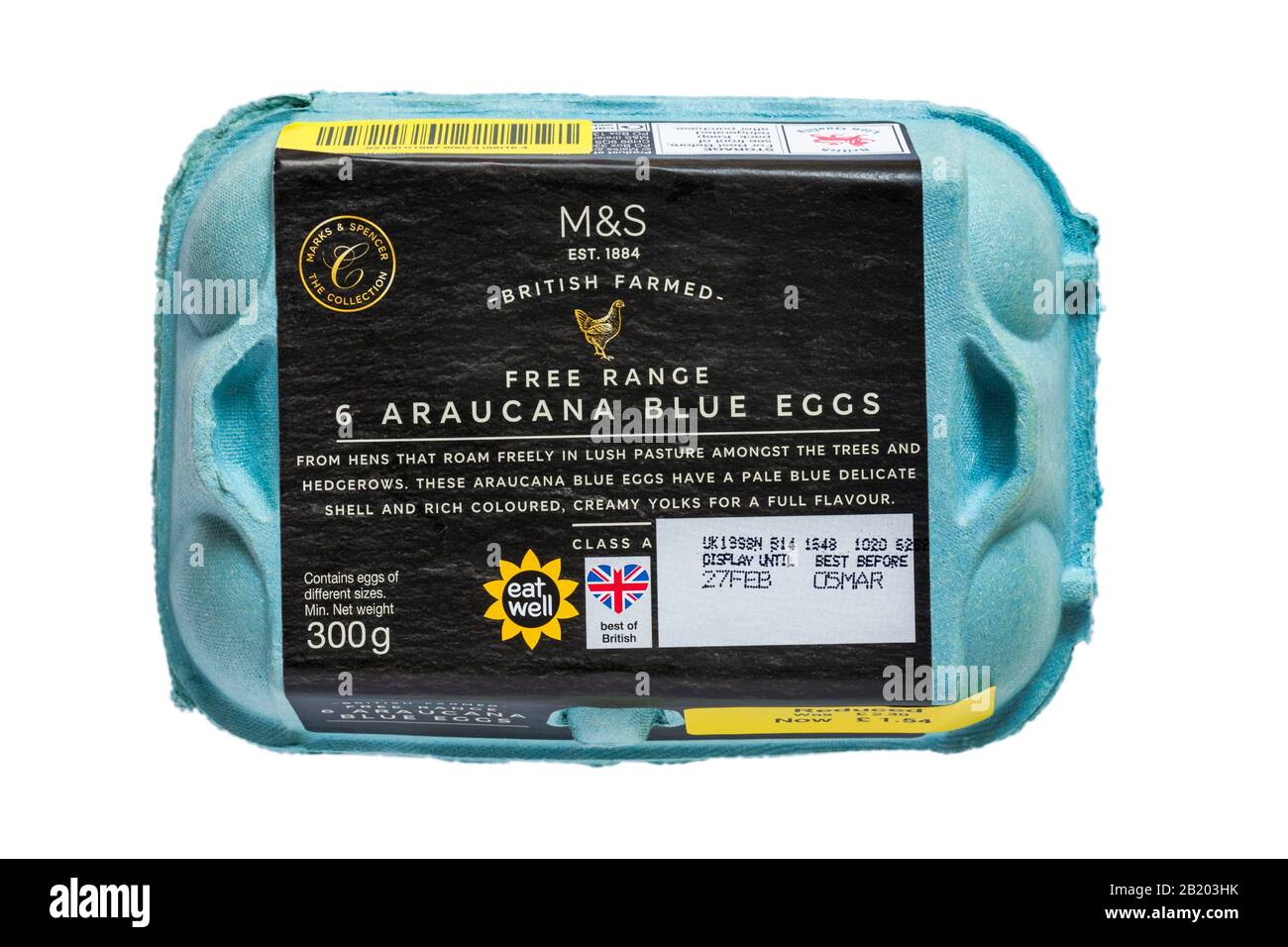 Karton mit M&S Britisch Gezüchtet 6 Freisortiment Araucana Blaue Eier mit blassblauer, zierlicher Schale isoliert auf weißem Grund Eggbox Eikiste geschlossen Stockfoto