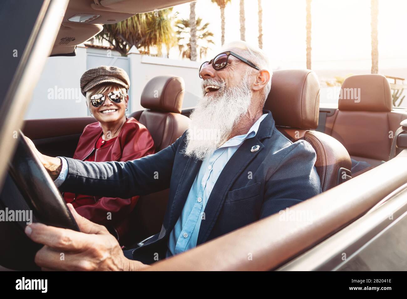 Glückliches älteres Paar mit Spaß an dem neuen Cabrio-Auto - Reife Menschen genießen zusammen Zeit während des Urlaubs auf der Straße Stockfoto Glückliches älteres Paar mit Spaß an dem neuen Cabrio-Auto - Reife Menschen genießen zusammen Zeit während des Urlaubs auf der Straße Stockfoto