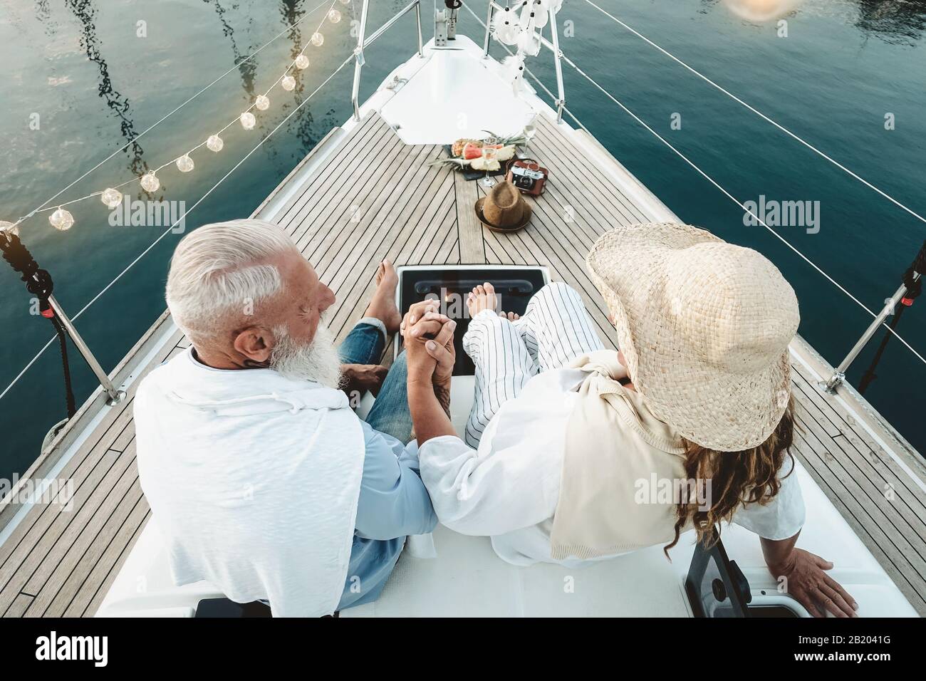 Älteres Paar feiert Hochzeitstag auf dem segelboot - Glückliche, reife Menschen haben Spaß auf Bootsfahrt Urlaub Stockfoto