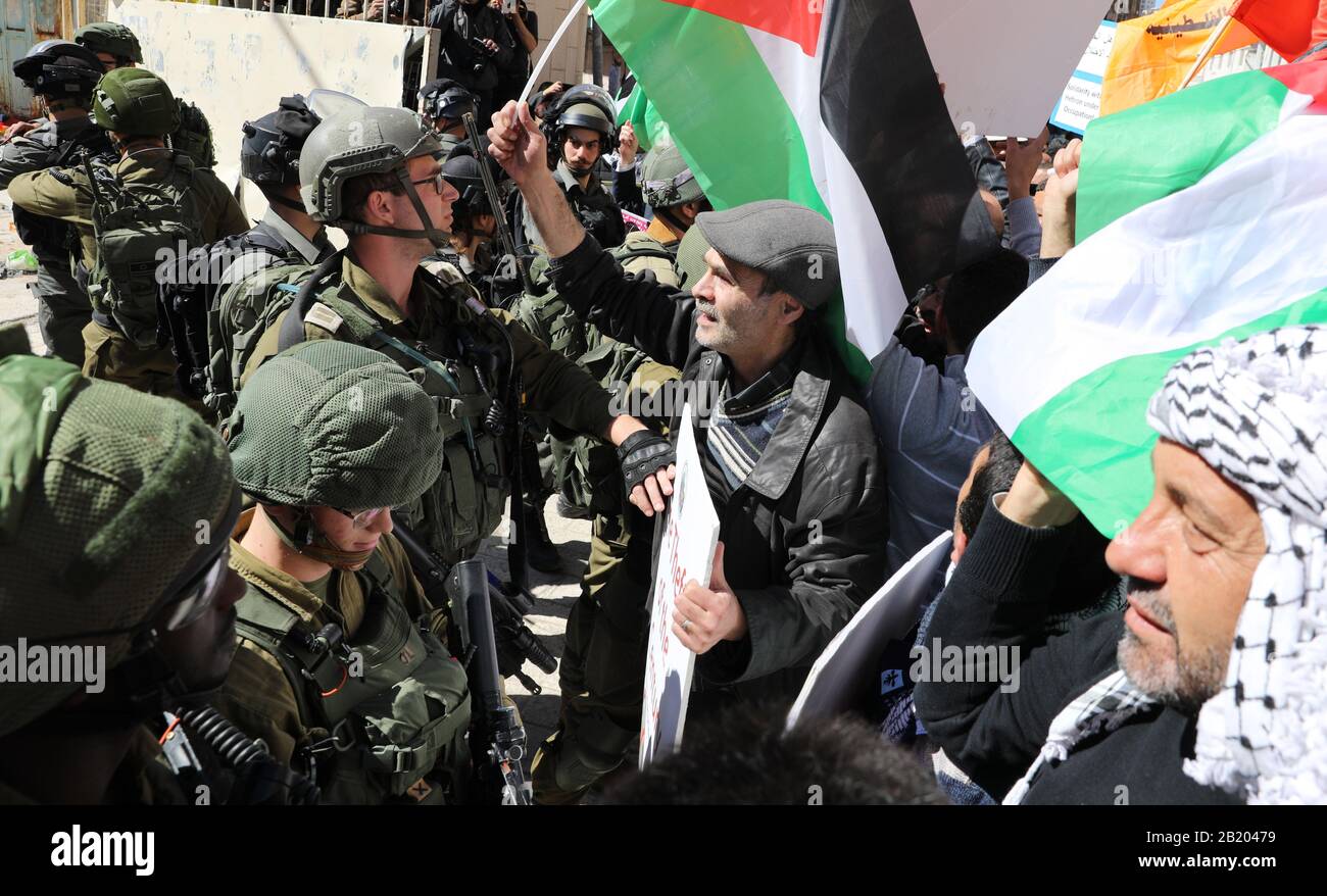 Hebron. Februar 2020. Israelische Streitkräfte drängen palästinensische Demonstranten während eines Protestes zurück, der die Eröffnung der Al-Shuhada-Straße fordert und das Massaker an der Ibrahimi-Moschee 1994 in der Westjordanstadt Hebron vom 28. Februar 2020 markiert. Credit: Mamoun Wazwaz/Xinhua/Alamy Live News Stockfoto