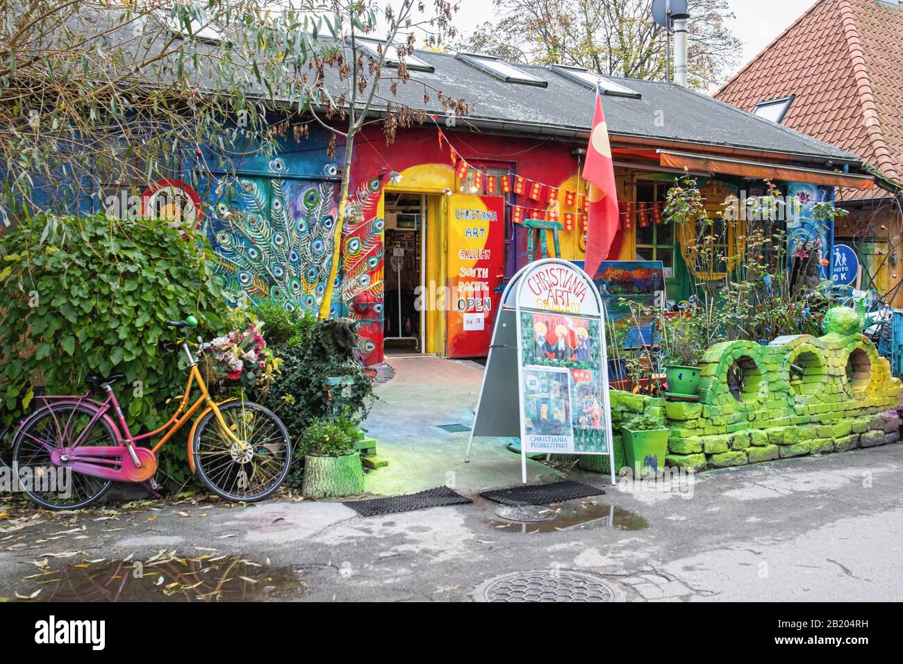 Christiania Art Shop in Freetown Christiania, einer Hippie-Gemeinde und Gemeinde, die von Hausbesetzern in Kopenhagen, Dänemark, gegründet wurde Stockfoto