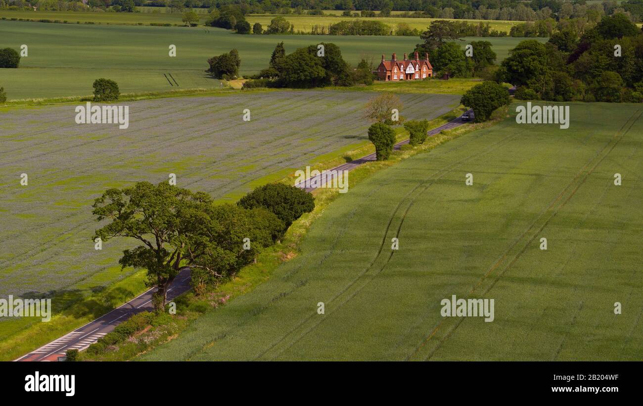 Ein Luftbild von einer Drohne von Ackerfeldern und Waldflächen in der malerischen landschaft von essex Stockfoto