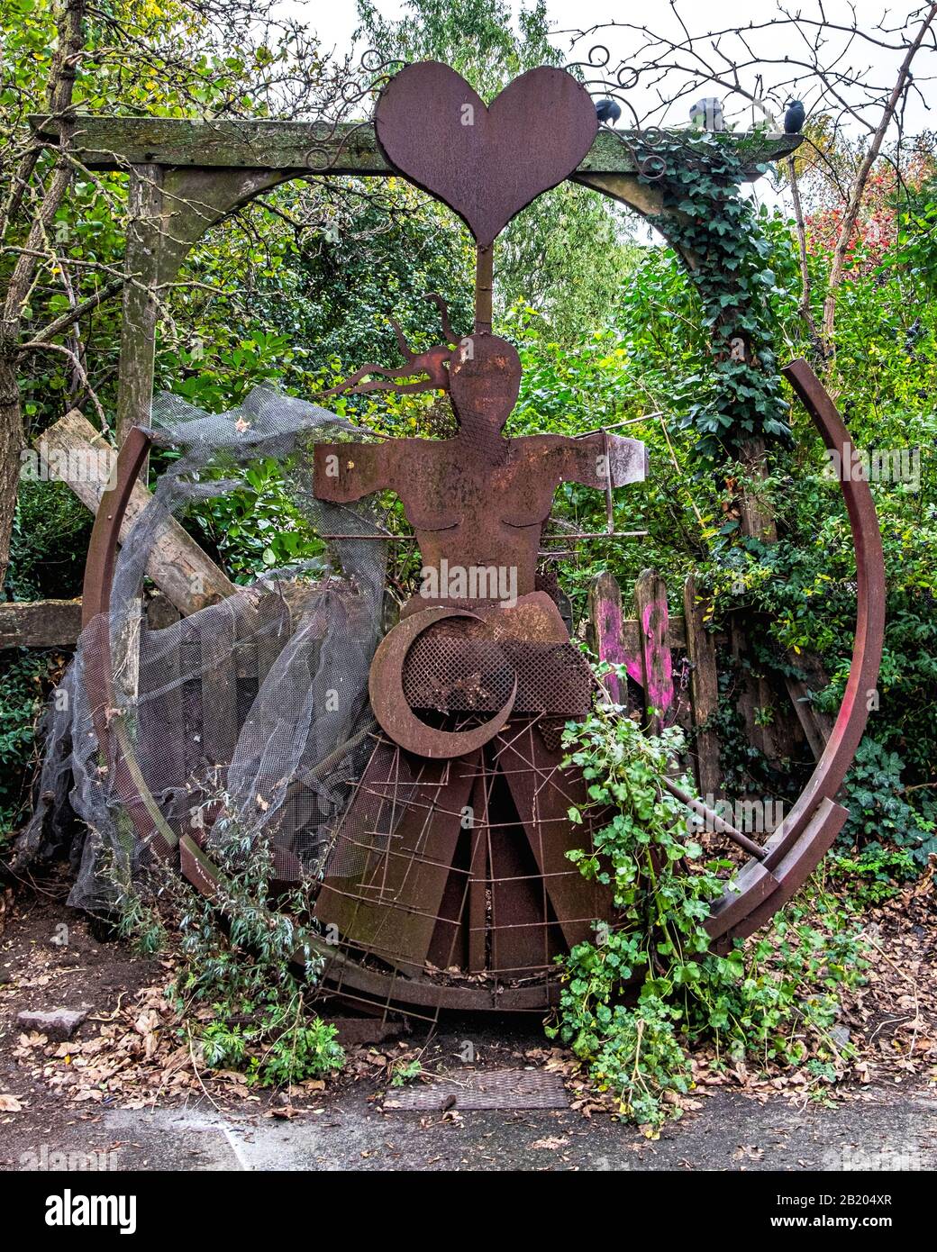 Rostige Metallskulptur in Freetown Christiania, einer Hippie-Gemeinde und Gemeinde, die von Hausbesetzern in Kopenhagen, Dänemark, gegründet wurde Stockfoto