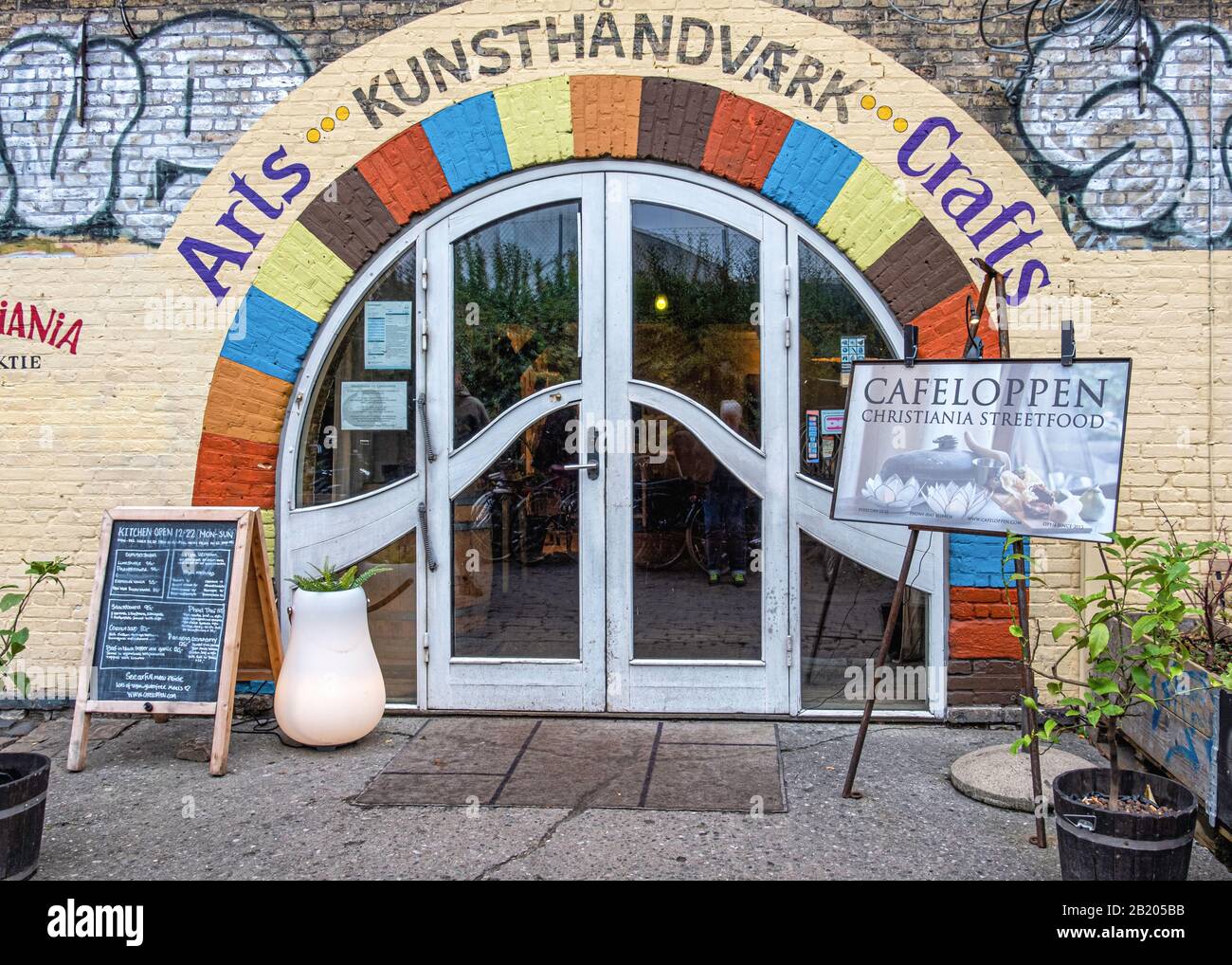 Café Loppen Restaurant in Freetown Christiania, einer Hippie-Gemeinde und anarchistischen Gemeinde, die von Hausbesetzern in Kopenhagen, Dänemark gegründet wurde Stockfoto