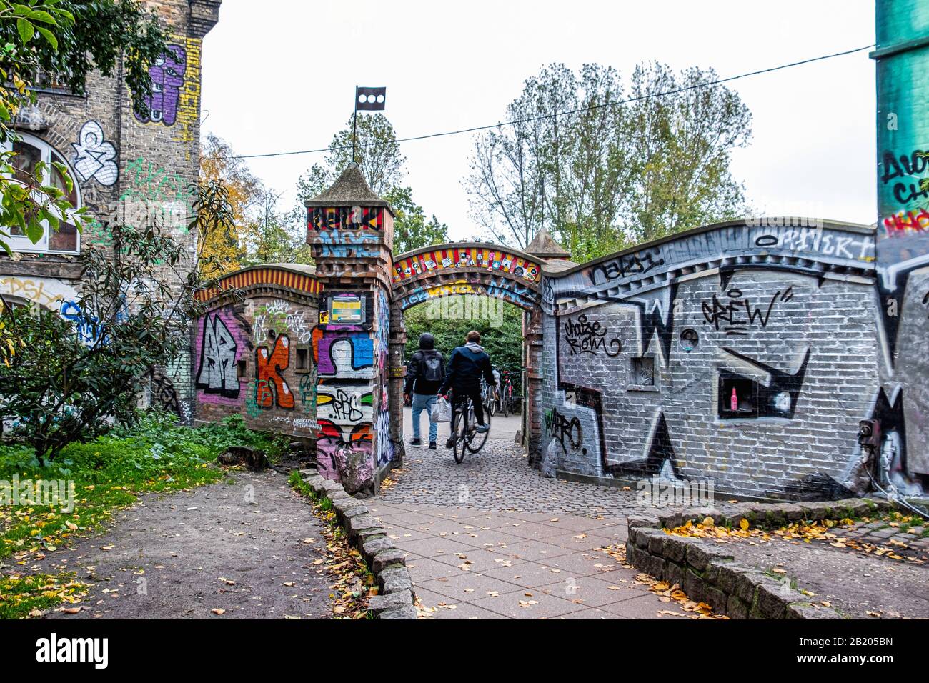 Farbenfroher Bogenausgang von Freetown Christiania Hippie Community und anarchistischer Gemeinde, eingerichtet von Hausbesetzern in Kopenhagen, Dänemark Stockfoto