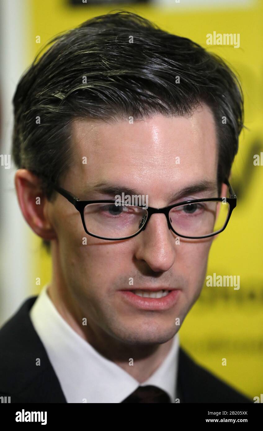 Gesundheitsministerium Senior Chief Medical Officer Dr. Ronan Glynn spricht mit Medien in der Gepäckhalle von Terminal 2 am Flughafen Dublin, wo eine öffentliche Aufklärungskampagne für COVID-19 (Coronavirus) im Gange ist. Stockfoto