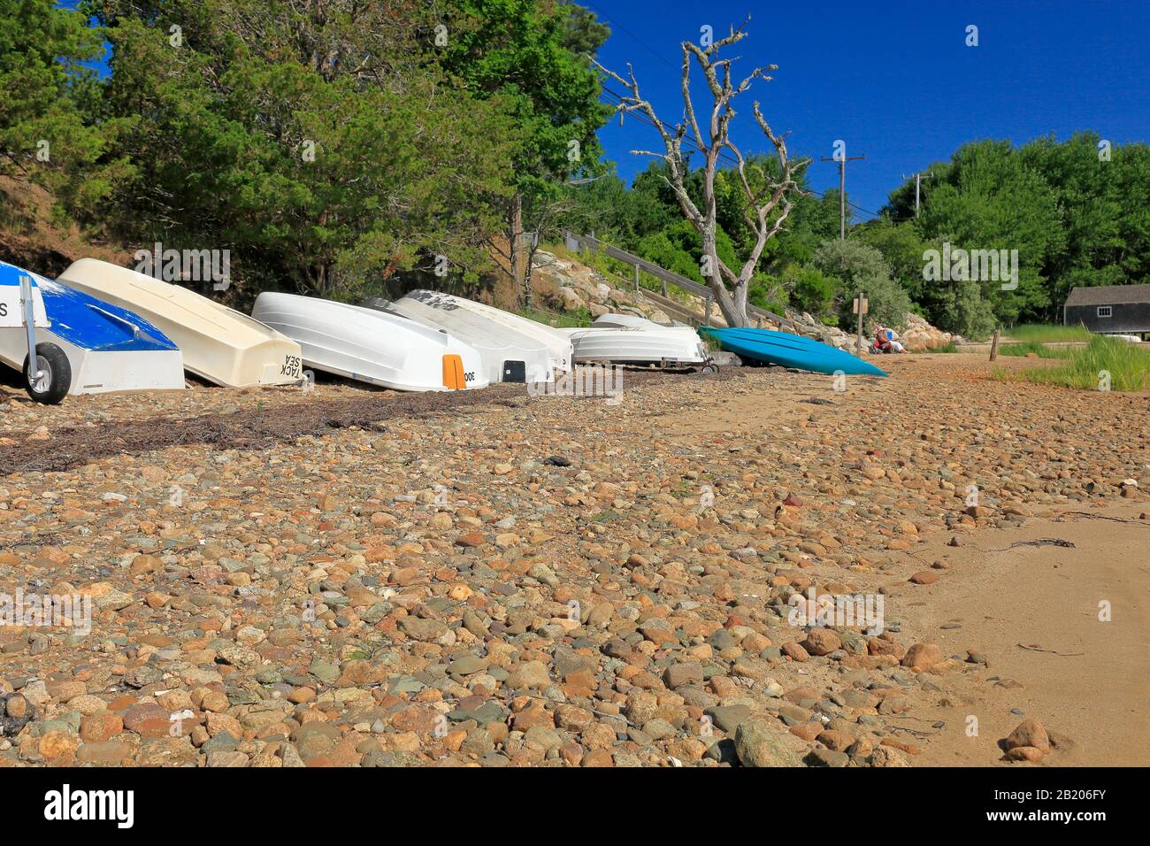 Hochgedrehte Boote lagerten an einem Strand Stockfoto