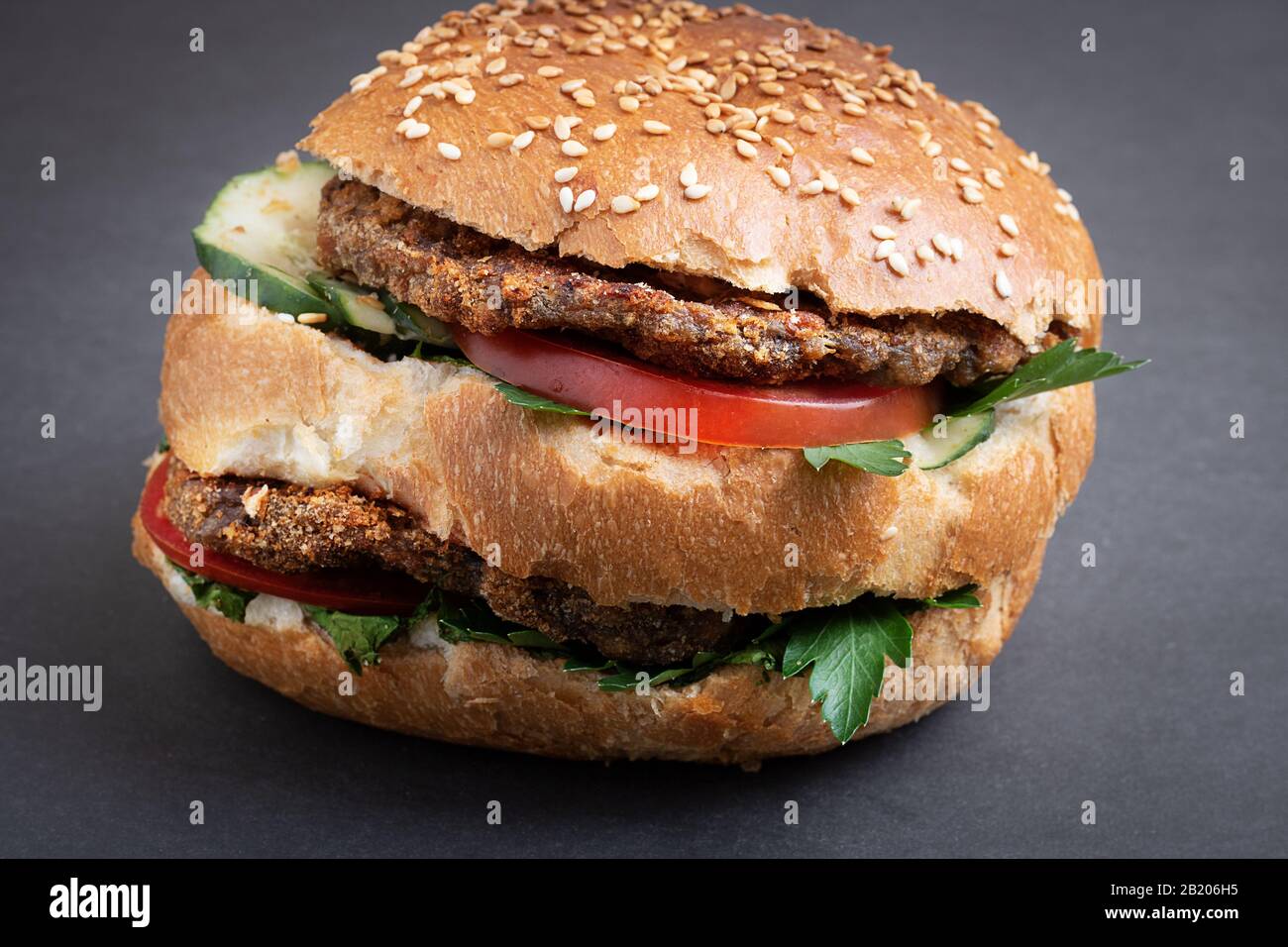 Sesam Hamburger mit Salat und Käse und Gemüse Stockfoto