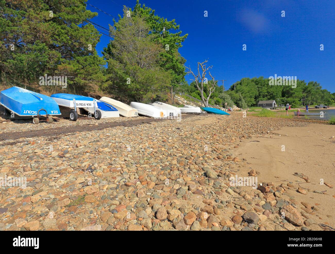 Hochgedrehte Boote lagerten an einem Strand Stockfoto