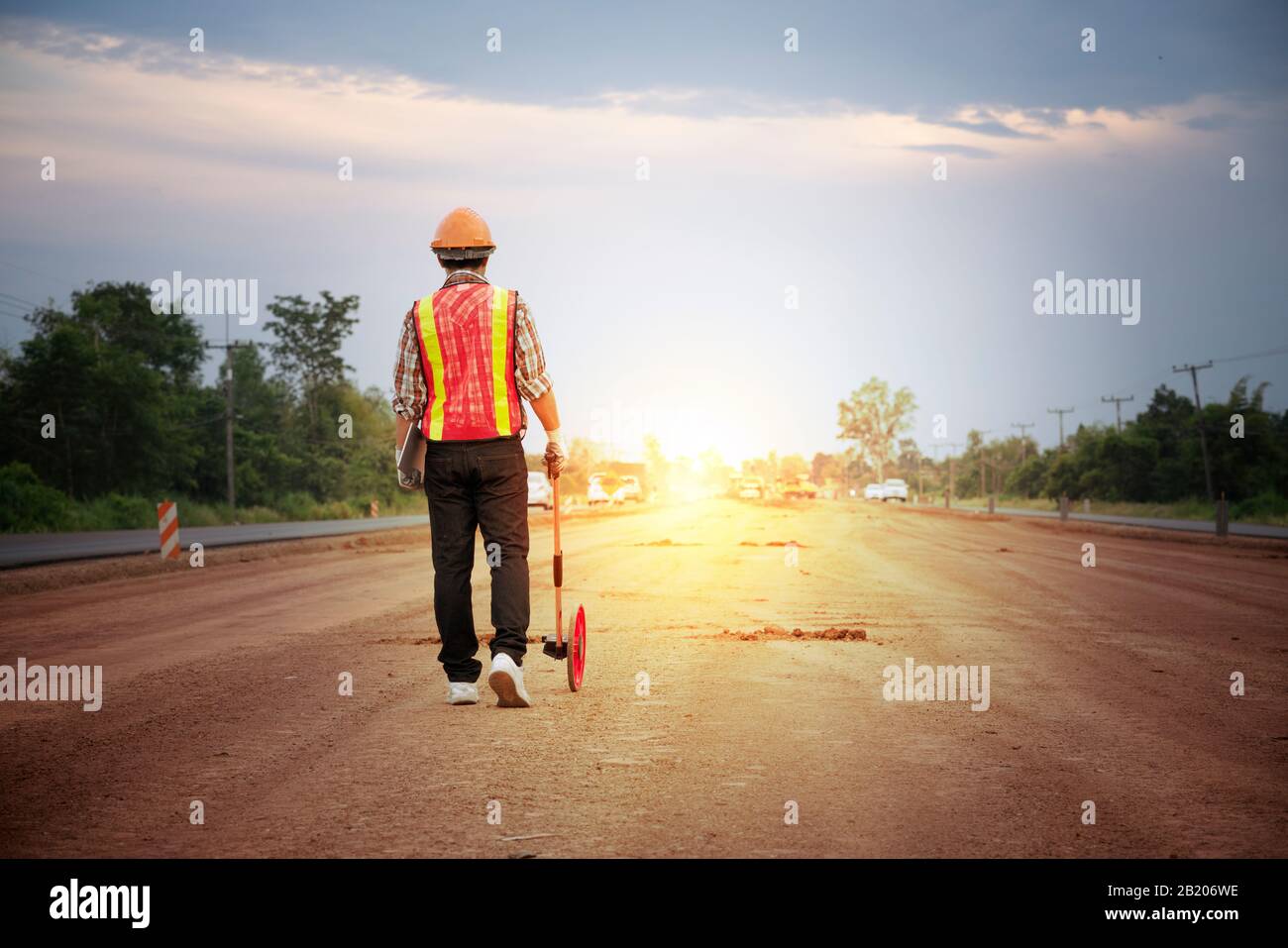 Ingenieur mit Distanzmessrad auf der Straße Stockfoto
