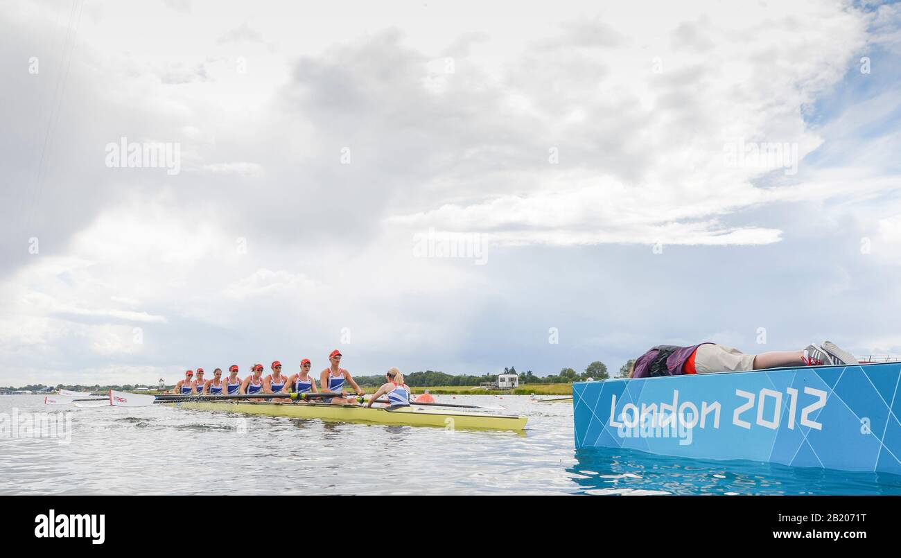 Eton Dorney, Windsor, Großbritannien, 2012 London Olympic Regatta, Dorney Lake. Eton Rowing Center, Berkshire[ Rowing]. Beschreibung; GBR W8+, Start ihre Hitze der Frauenacht. Dorney Lake Crew. Bow Olivia WHITLAM, Louise REEVE, Jess EDDIE, Lindsey MAGUIRE, Natasha PAGE, Annabel VERNON, Katie GREVES, Victoria THORNLEY und Cox, Caroline O'CONNER. [Pflichtgutschrift: Peter Spurrier/Intersport Images] Stockfoto