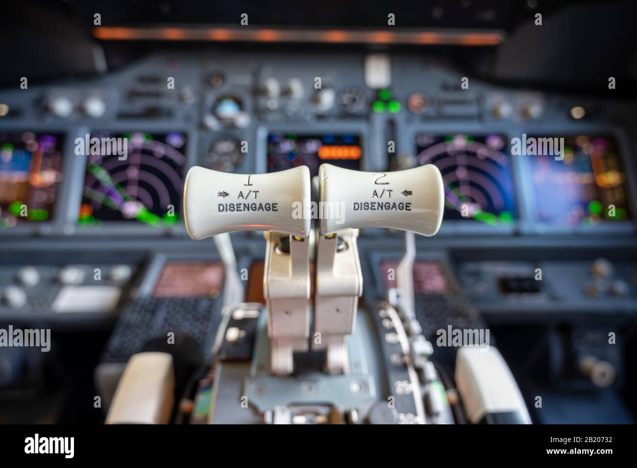Schubhebel und Flugdeck des Boeing 737 New Generation Cockpit Stockfoto