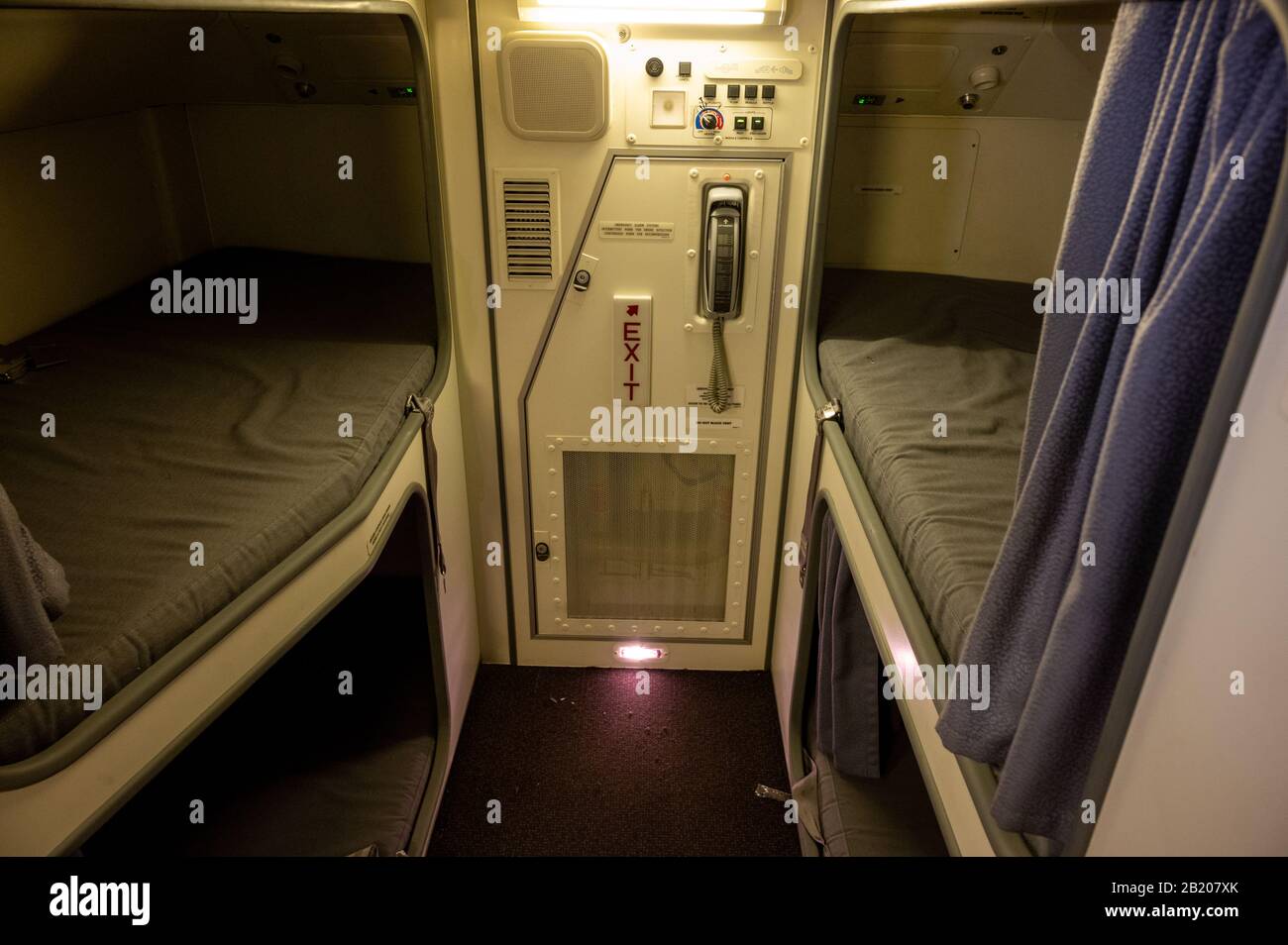 Ruhebereich für Kabinenpersonal und Flugpersonal in großen Interkontinentalflugzeugen der Boeing 777 Stockfoto