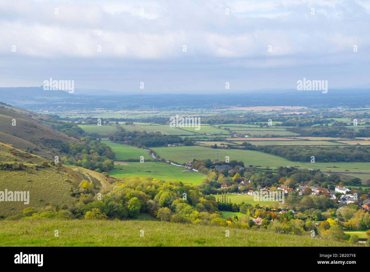 Blick auf die grünen Felder von Sussex von Devils Dyke, Ditchling Beacon, Großbritannien Stockfoto