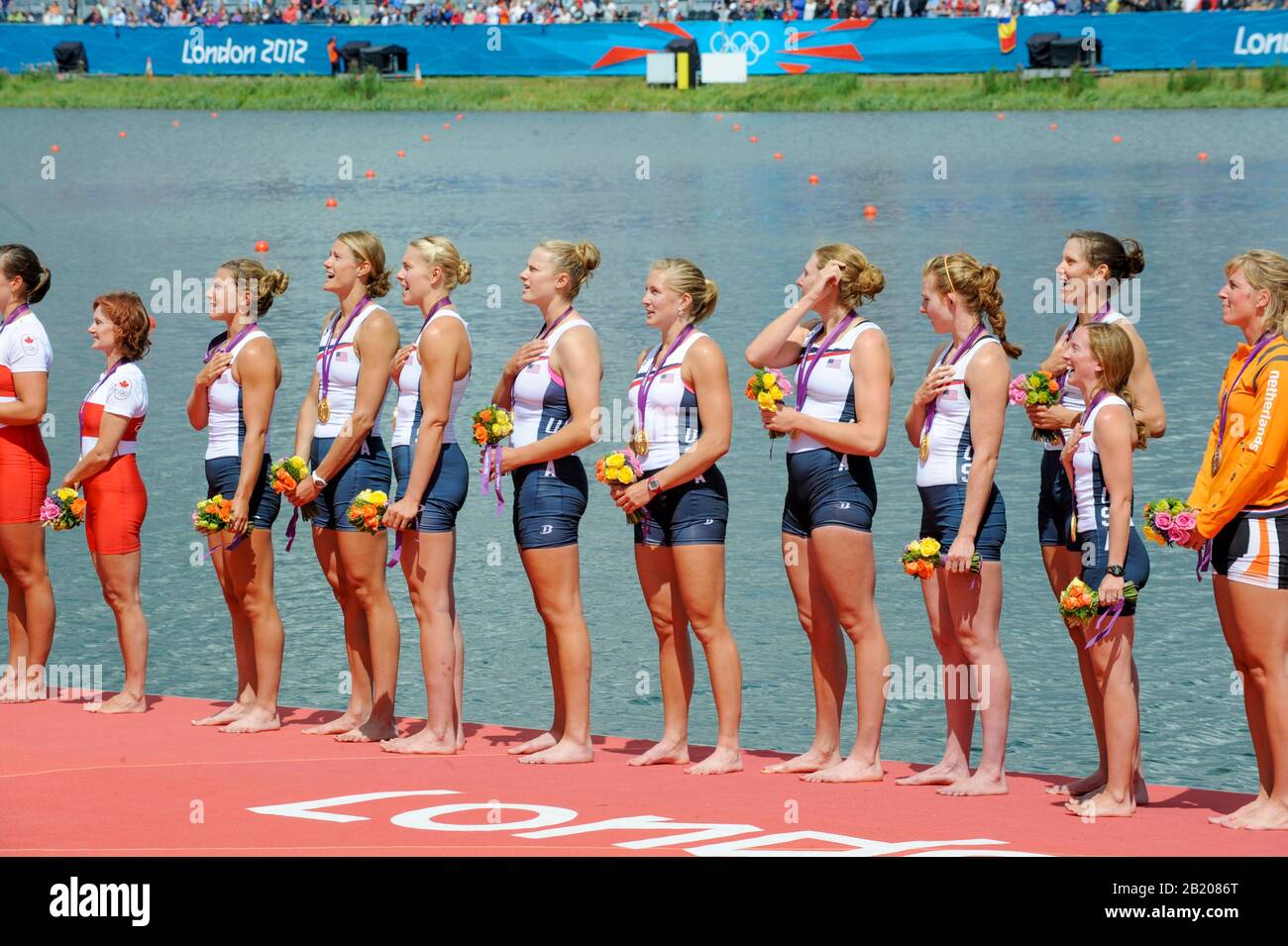 Eton Dorney, Windsor, Großbritannien, 2012 London Olympic Regatta, Dorney Lake. Eton Rowing Center, Berkshire. Dorney Lake. Damen Eights, Beschreibung; USA W8+ Goldmedaillengewinnerin. Erin CAFARO (b) , Zsuzsanna FRANCIA (2) , Esther LOFGREN (3) , Taylor RITZEL (4) , Meghan MUSNICKI (5) , Eleanor LOGAN (6) , Caroline LIND (7) , Caryn DAVIES (s), Mary WHIPPLE (c) 13:12:02/01 Donnerstag/08 [Credit], Mary WHIPPLE (c) Stockfoto