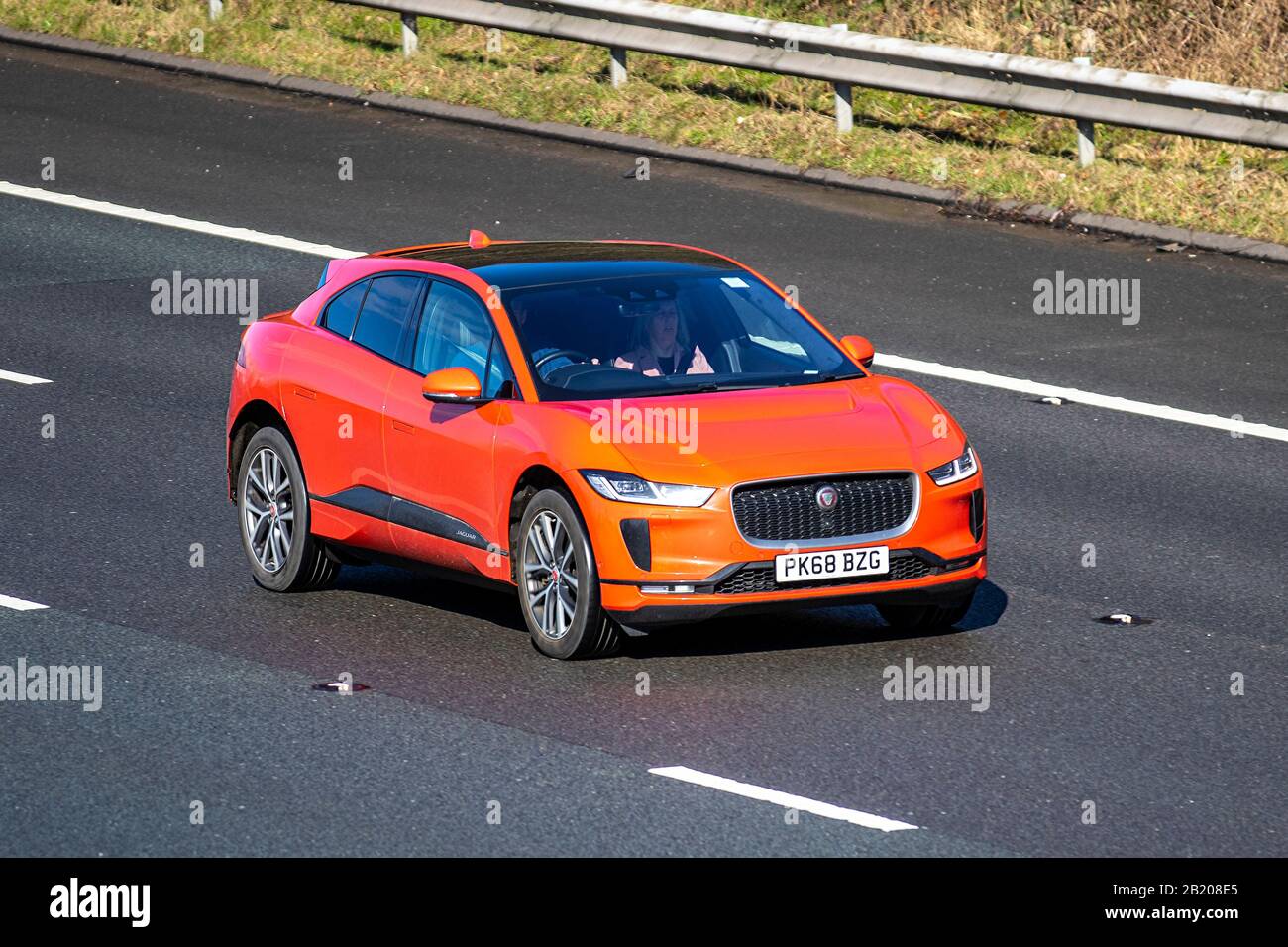 2018 Red Jaguar i-Pace Ev400 First Edition; UK Fahrzeugverkehr, Verkehr, moderne Fahrzeuge, Limousinen, Fahrzeug auf britischen Straßen, Motoren, Autofahren auf der Autobahn M6 Stockfoto