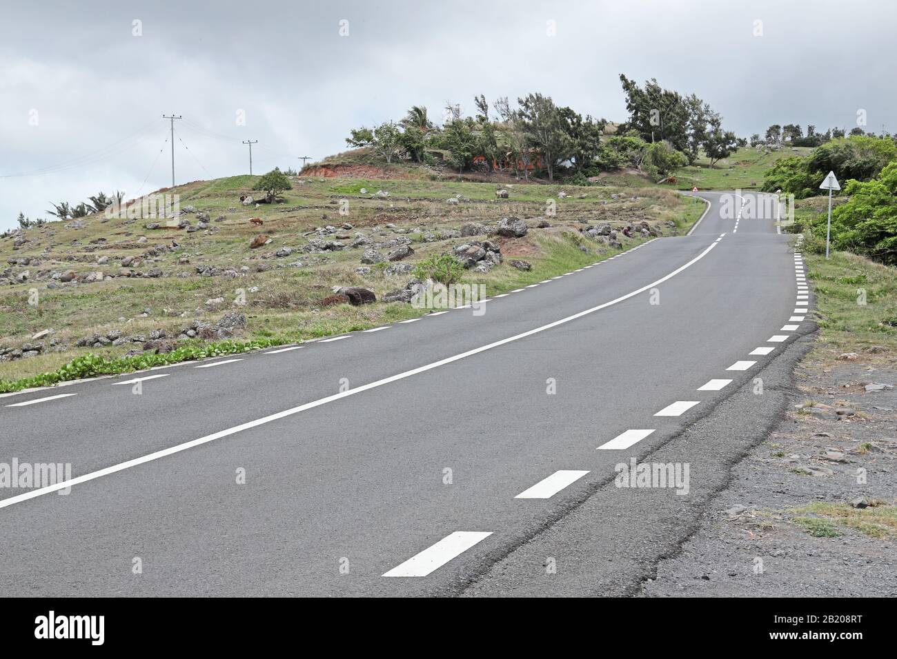 Blick auf die ruhige, kürzlich asphalte Straße im Süden der Insel Rodrigues, Mauritius Dezember Stockfoto