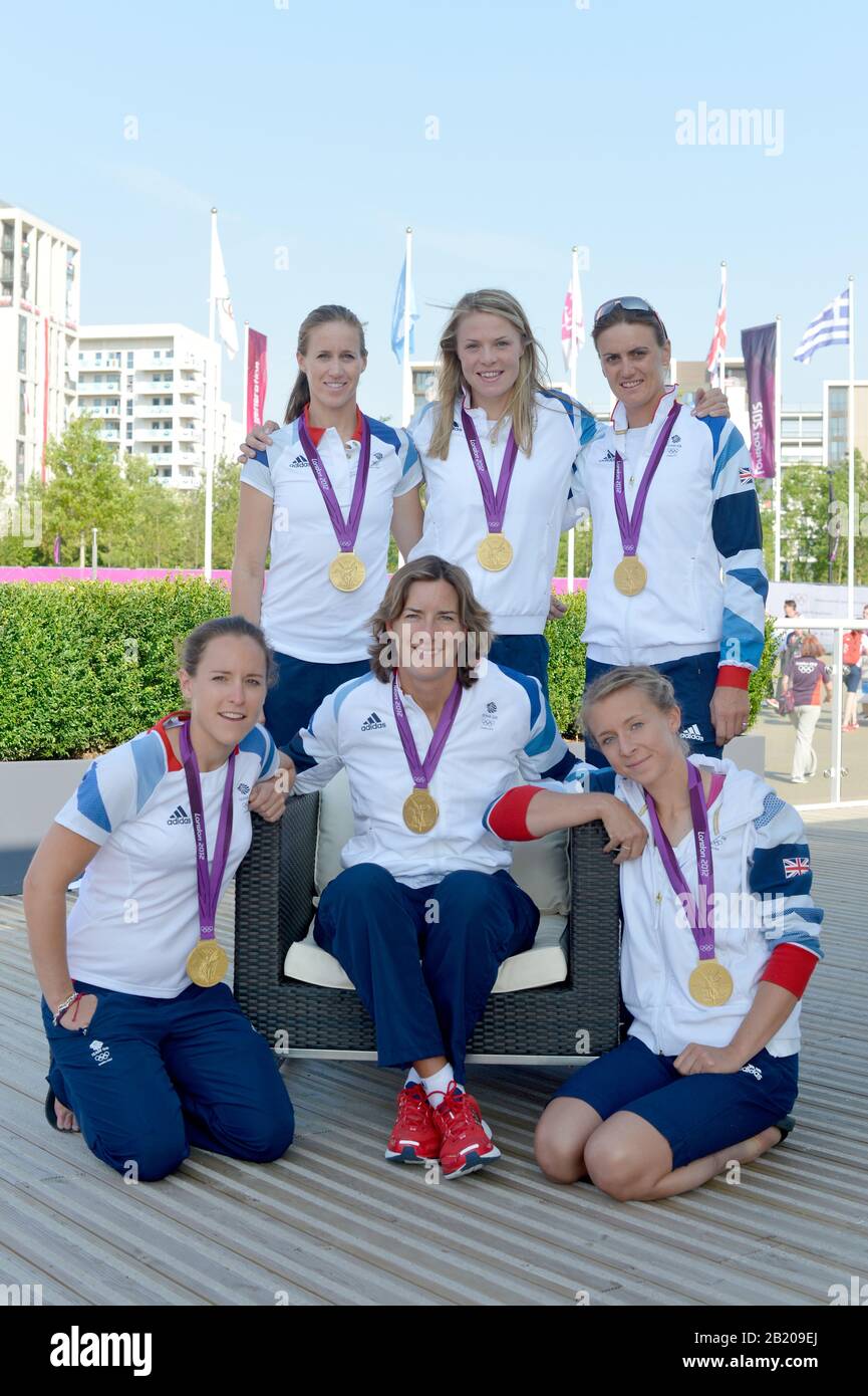 OLYMPISCHES DORF. Stratford, East London, Großbritannien, Beschreibung: GB Rowings Drei Damen Gold Medal Crews/Athletes. GbR W2X, GBR W2- und GBR LW2X. posieren mit ihren Medaillen auf der International Plaza, Olympic Village Crews Hinten links nach rechts Helen GLOVER, Anna WATKINS, Heather Stanning, Front, Left, Sophie HOSKING, Katherine GRAINGER und Kat COPELAND. 2012 Gewinner der GB Rowing Medal. . 09:18:29 Samstag 08.11.2012 [Pflichtgutschrift: Peter Spurrier/Intersport Images] Stockfoto