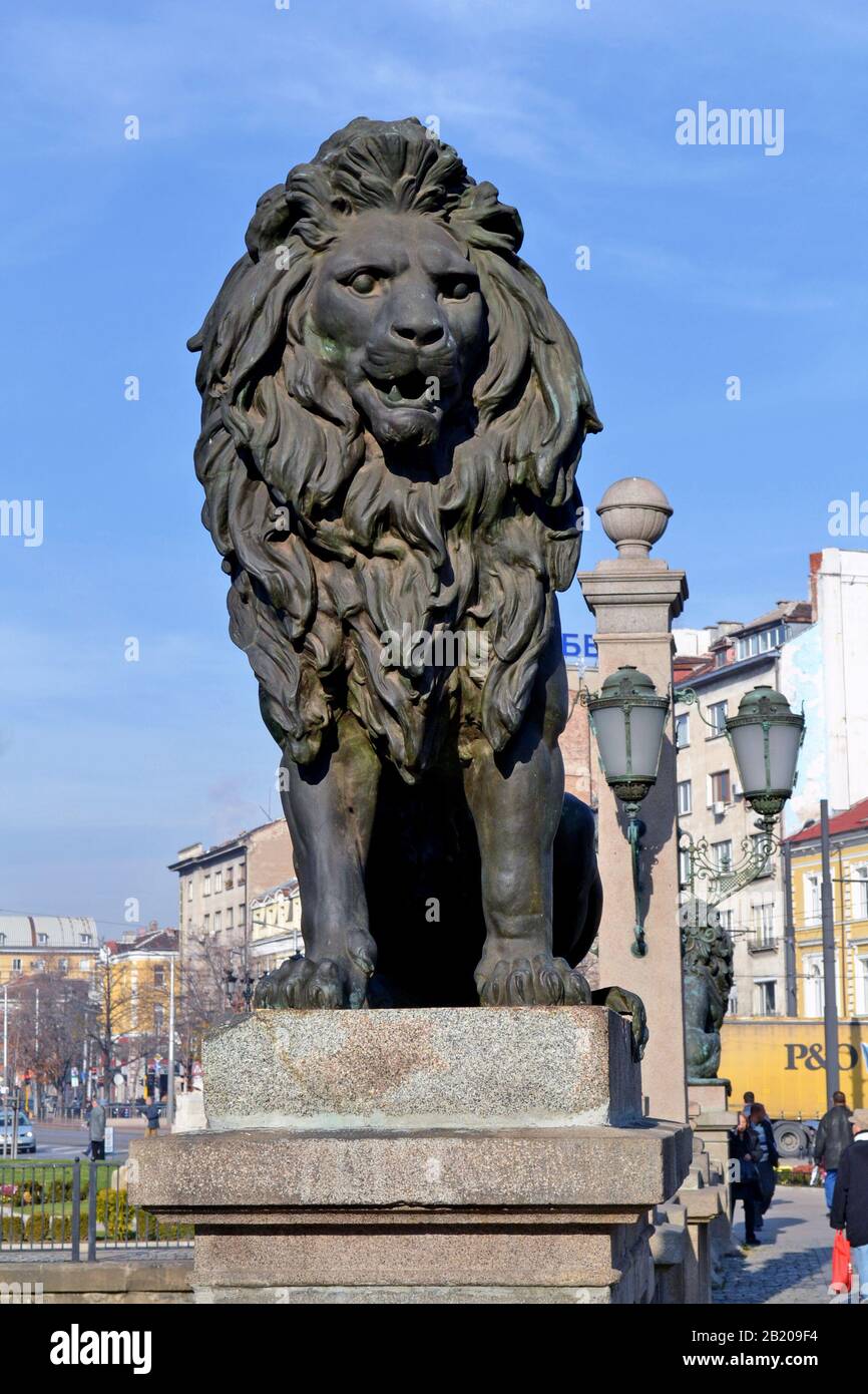 Sofia/Bulgarien - November 2017: Einer von vier Löwen in Löwenbrücke. Stockfoto