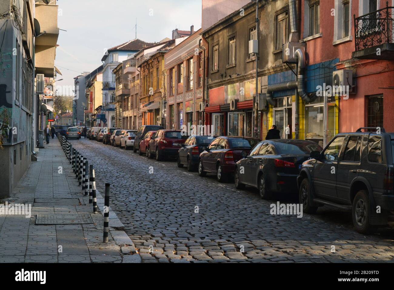 Zentrale gepflasterte Straße in Sofia, der Hauptstadt Bulgariens. Stockfoto