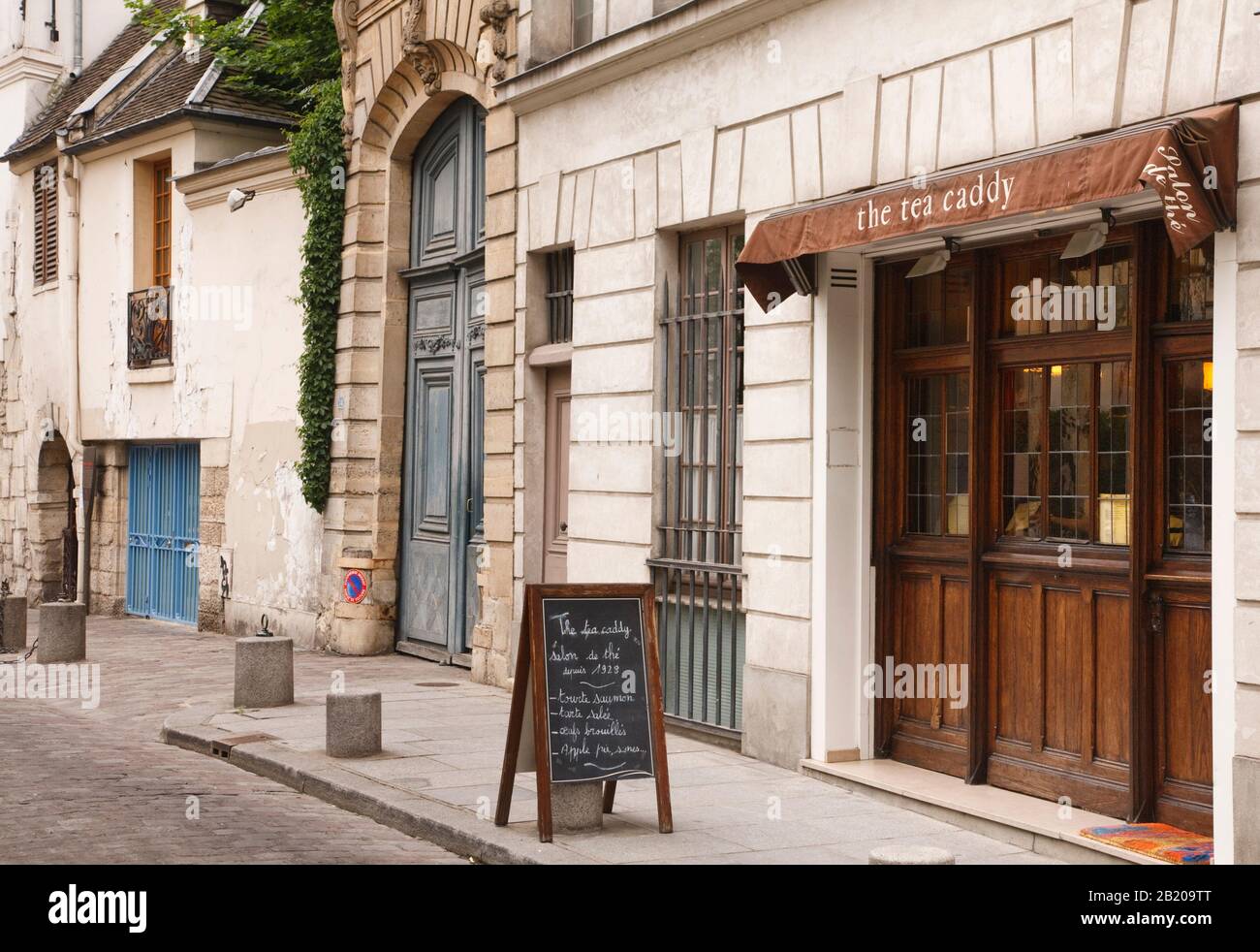 Paris, FRANKREICH - 09. Mai 2009. Straßenszene mit Teeshop-Café in der Rue St Julien le Pauvre, Paris, Frankreich Stockfoto