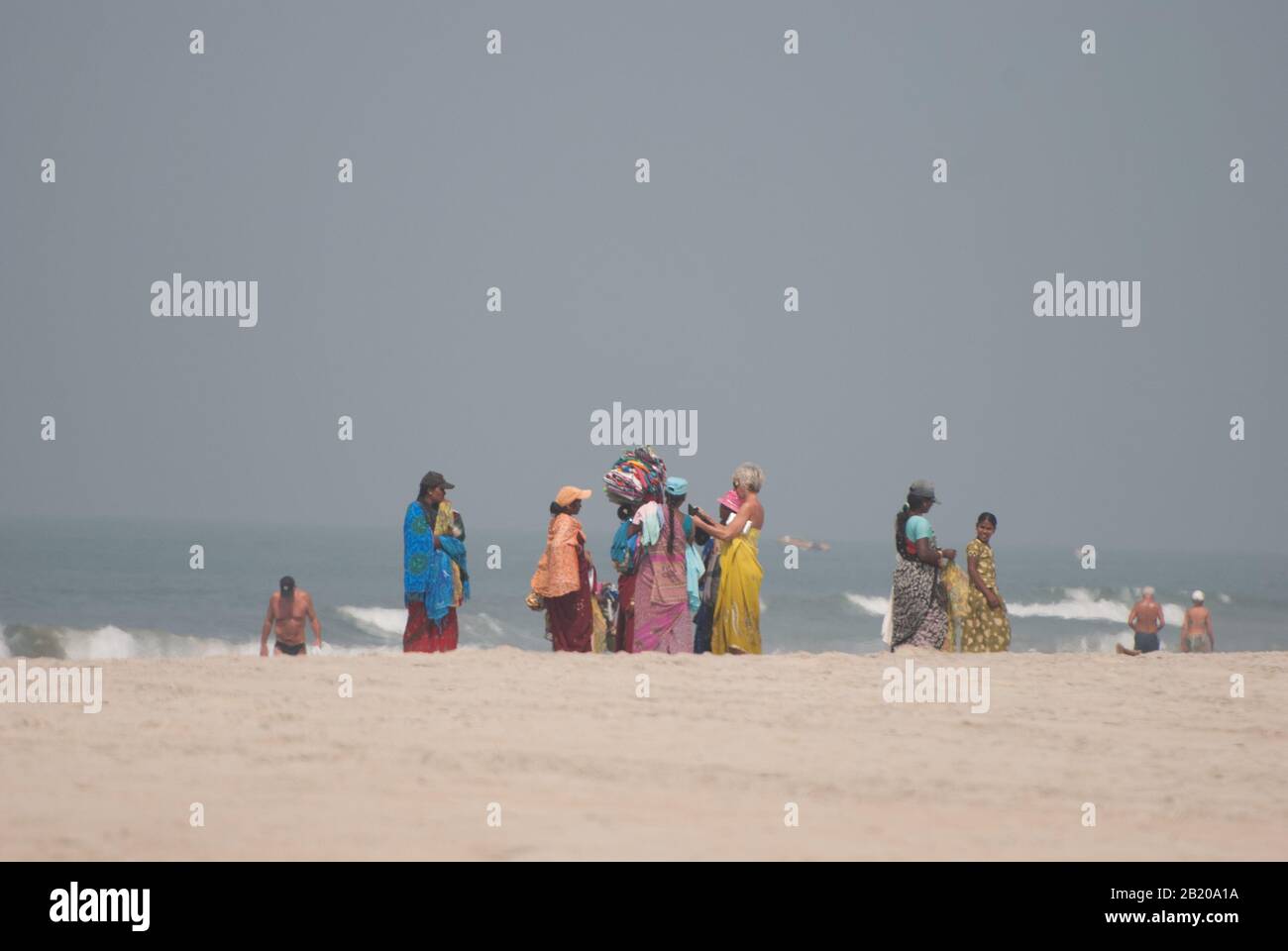 Indische Damen verkaufen Sarongs am South Goa Strand in Indien. Stockfoto