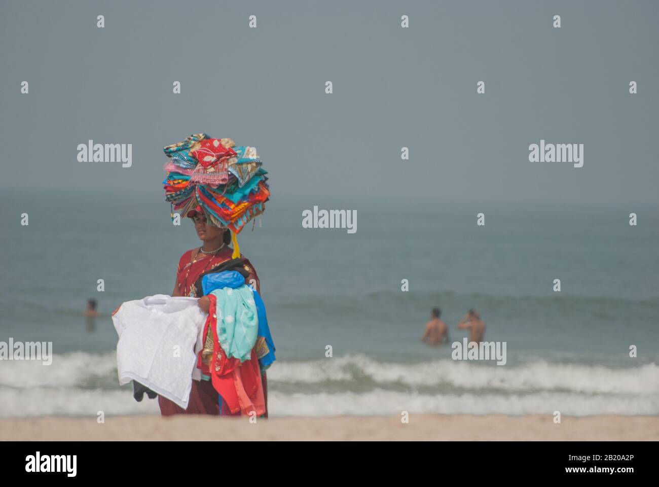 Indische Damen verkaufen Sarongs am South Goa Strand in Indien. Stockfoto