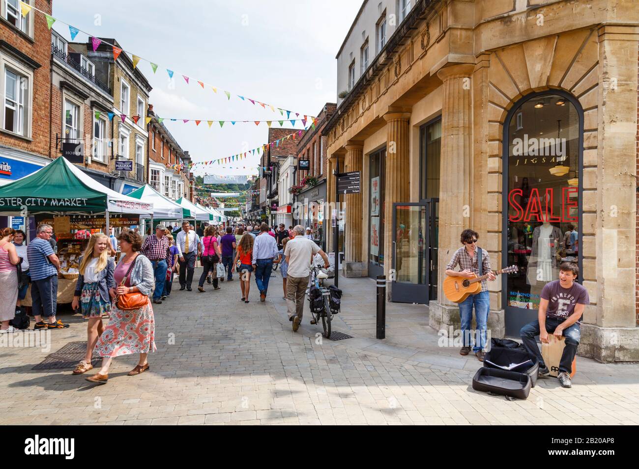 Winchester, Großbritannien - 27. Juli 2012. Fußgängerzone in der High Street in Winchester, Hampshire, Großbritannien Stockfoto