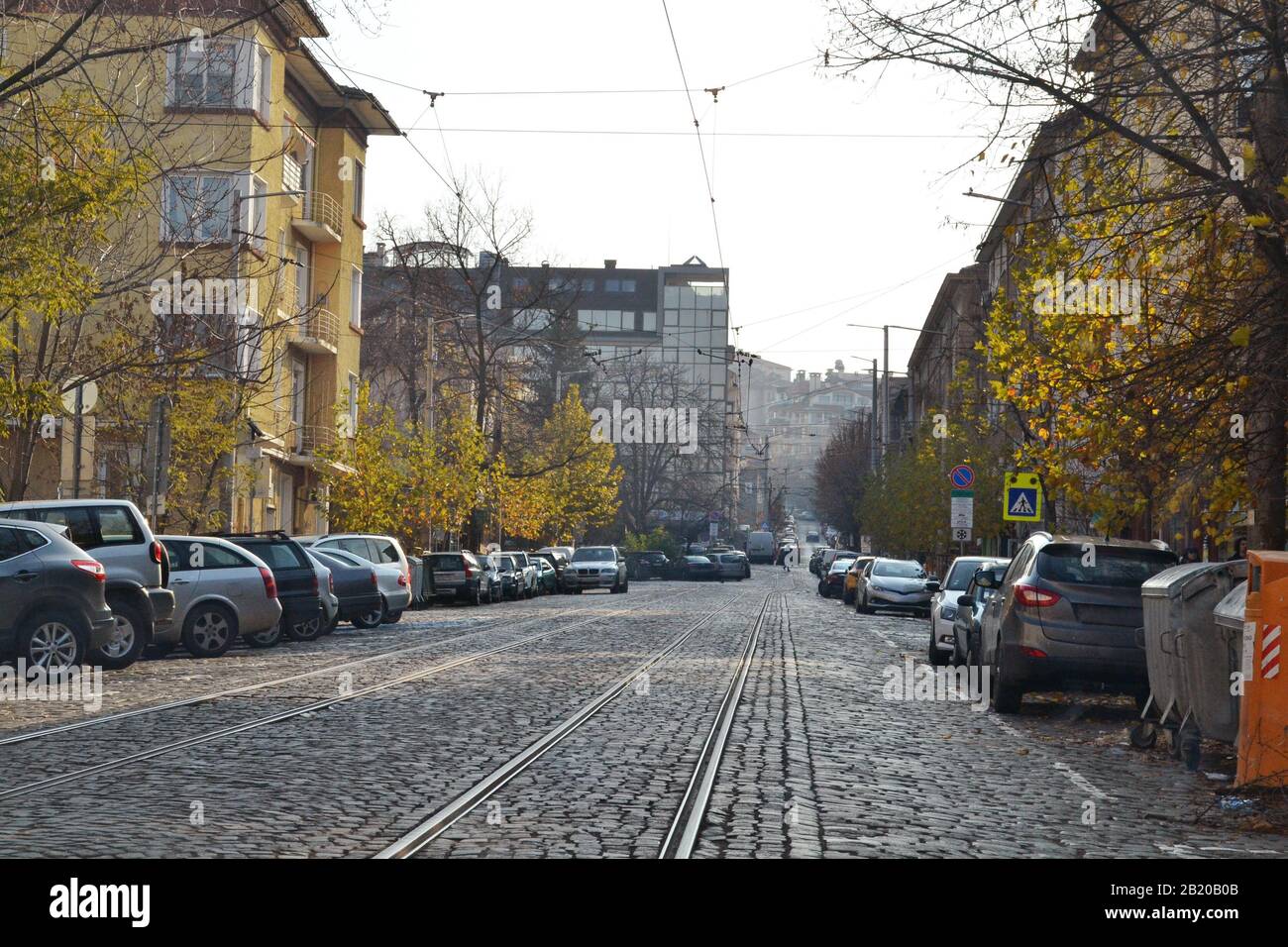 Fahren Sie auf einer asphaltierten Straße in Sofia, der Hauptstadt Bulgariens. Stockfoto