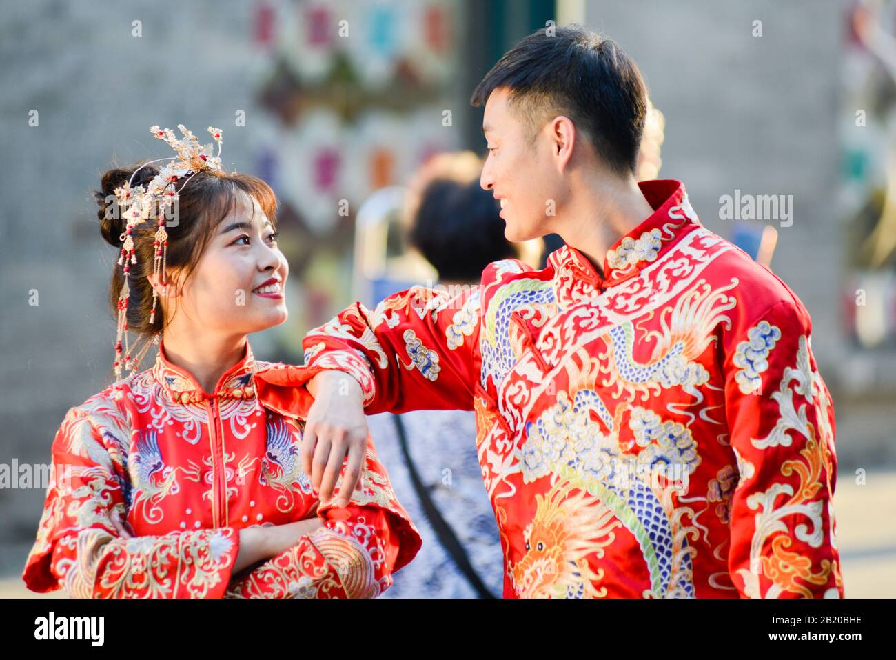 Chinesisches Paar posiert für Hochzeitsfotos. Qianmen Street, Peking, China Stockfoto