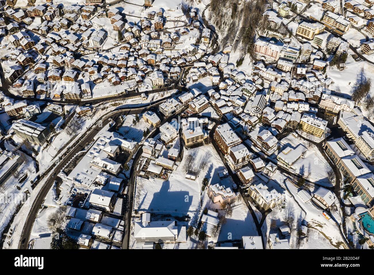 Luftbild zum Skigebiet Leukerbad und zum traditionellen Dorf im Kanton Wallis im alpengebirge, Schweiz Stockfoto