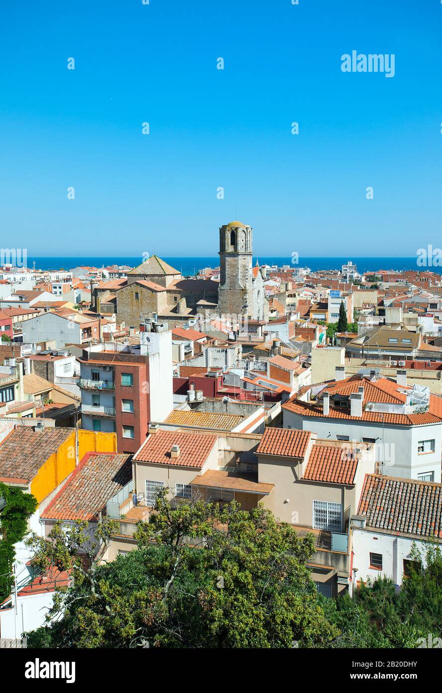 Stadtübersicht von El Castell mit Kirche St. Nicolau sichtbar, Malgrat de Mar, Girona, Costa Brava, Spanien Stockfoto