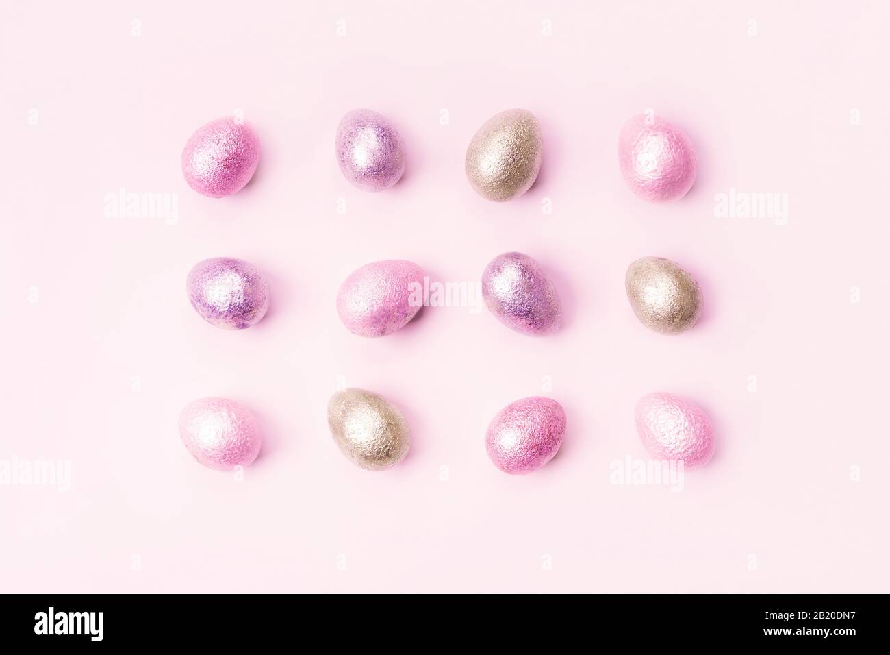 Farbig bemaltes Perlhuhn und Wachteleier in rosa, silberner, goldener Farbe Stockfoto