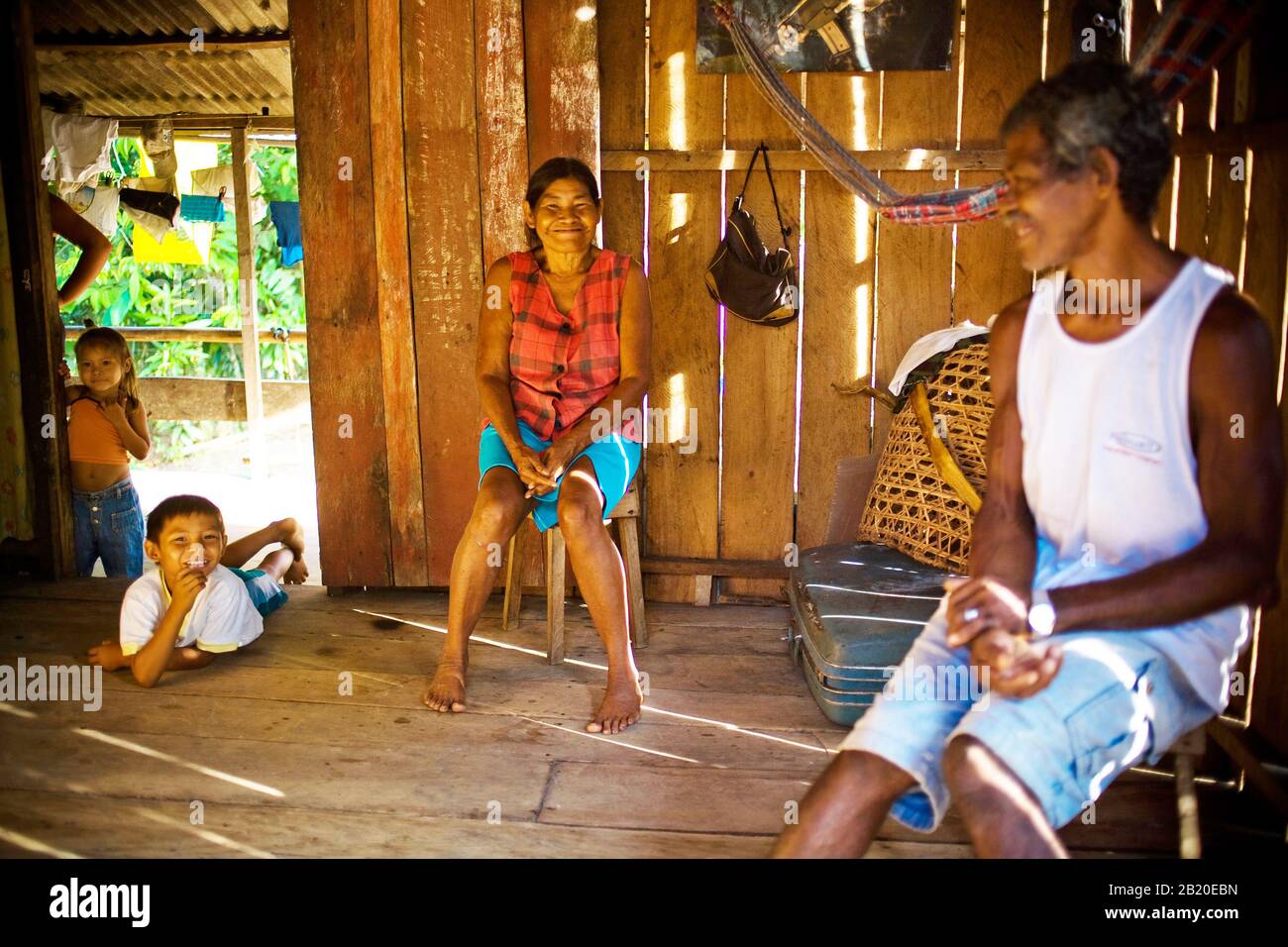 Familie, Abacaba Community, Novo Airão, Amazonas, Brasilien Stockfoto