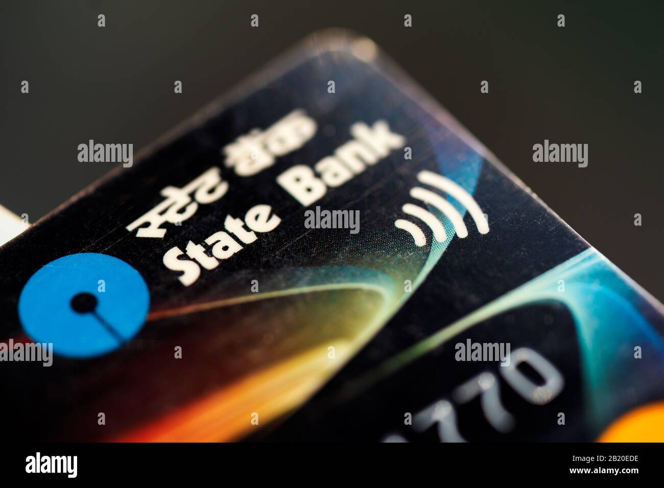 Makrofoto mit SBI-Kredit- oder Debitkarte mit selektivem Fokus für den Hintergrund. Konzept für SBI-Karten IPO, Zahlungsmethode, Transaktion, Banking Stockfoto
