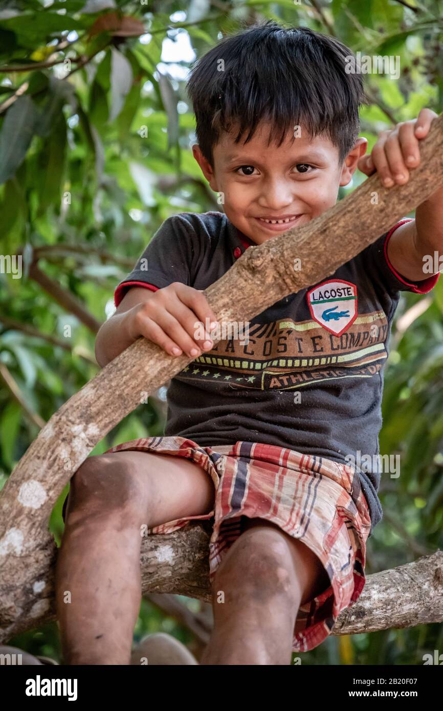 Porträt des jungen hispanischen Jungen im guatemaltekischen Dorf Stockfoto