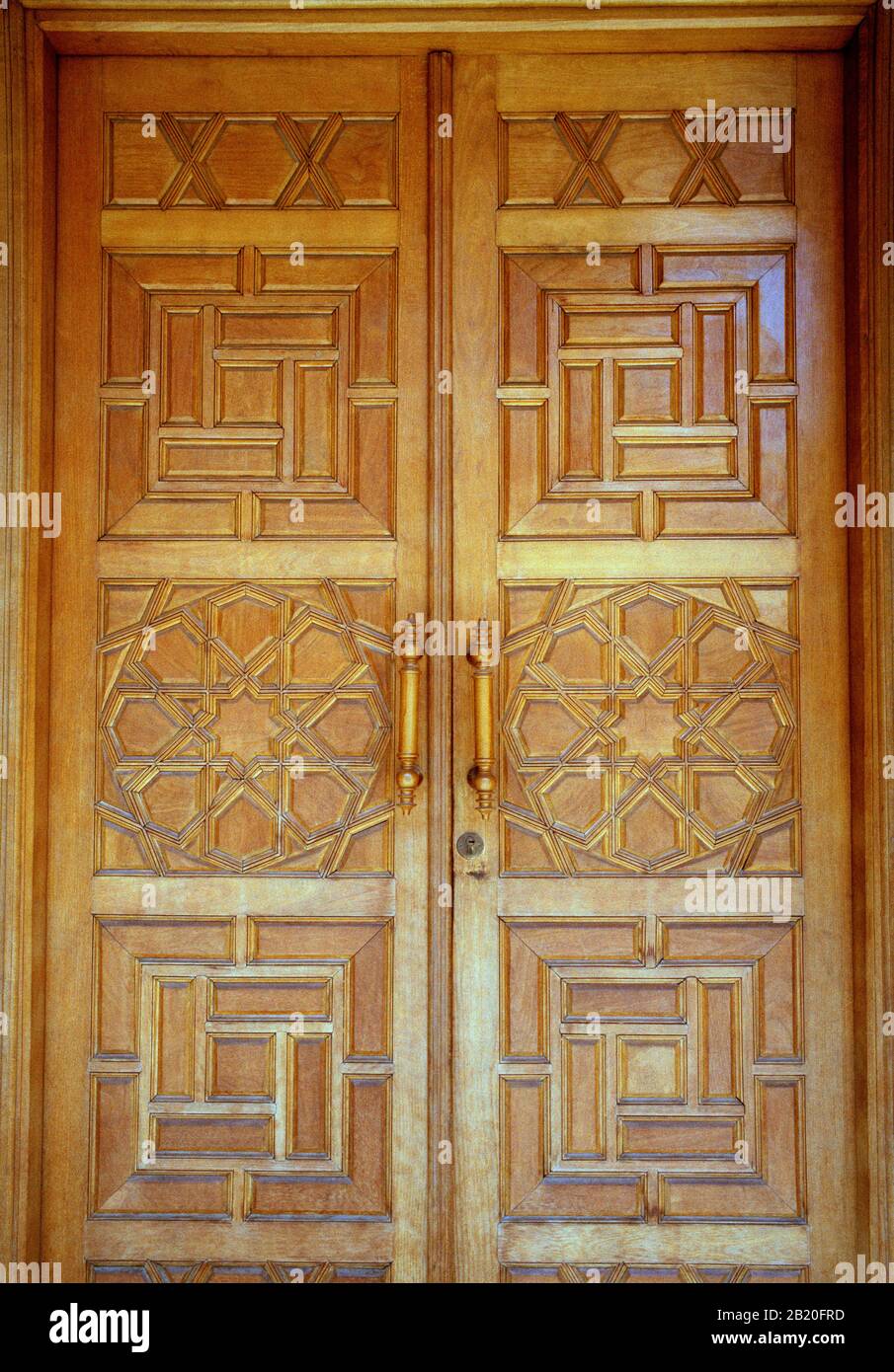 Reisefotografie - schöne verzierte Tür im koptischen Kairo in der Stadt Kairo in Ägypten im Nahen Osten Nordafrikas Stockfoto