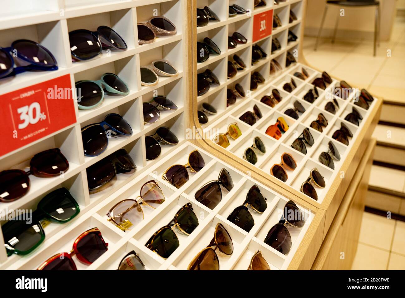 Tscheljabinsk, Russland - November 2019. Vitrine mit Brille. Proben von Multi-farbigen Rahmen für Brillen Stockfoto