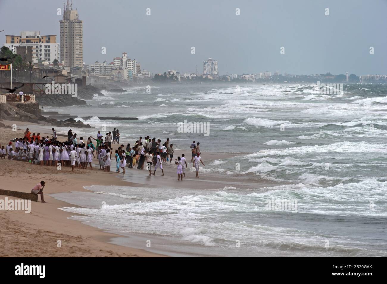 Singhalesische Schüler bei Sonnenuntergang am Strand von Galle Face, Colombo Stockfoto