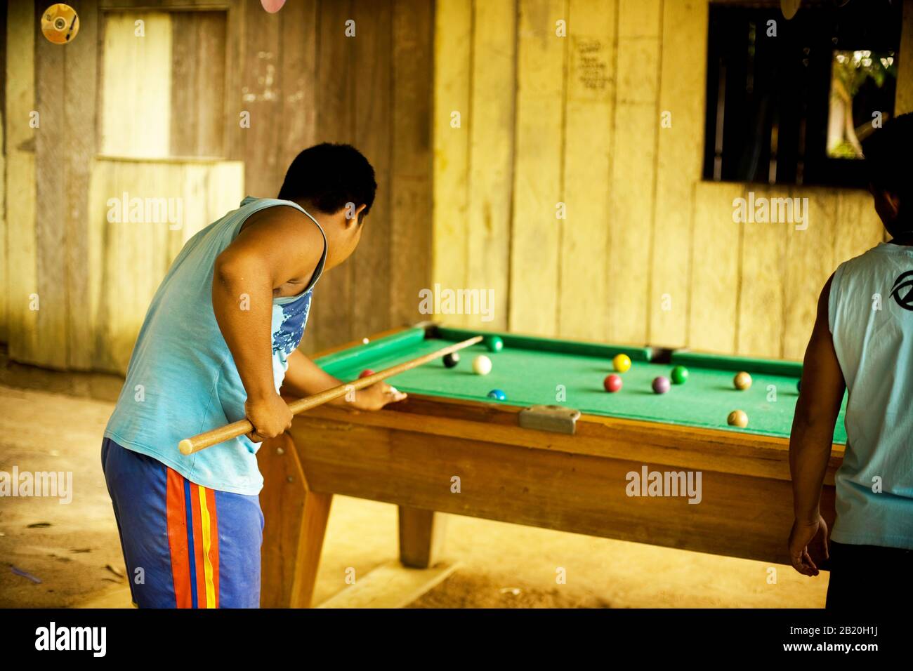 Männer, Die Snooker, Terra Preta Community, Iranduba, Amazonas, Brasilien Spielen Stockfoto