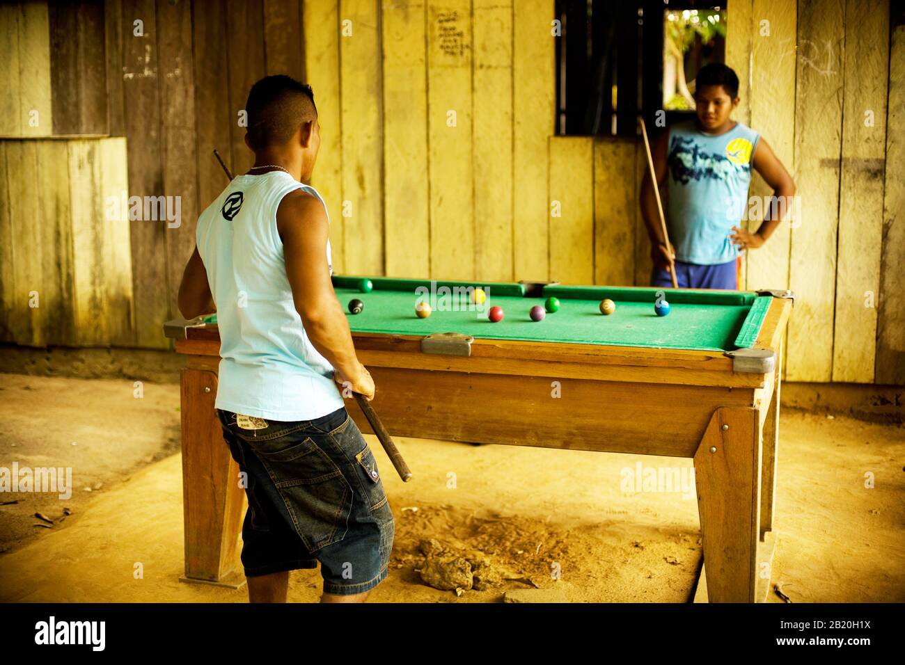 Männer, Die Snooker, Terra Preta Community, Iranduba, Amazonas, Brasilien Spielen Stockfoto