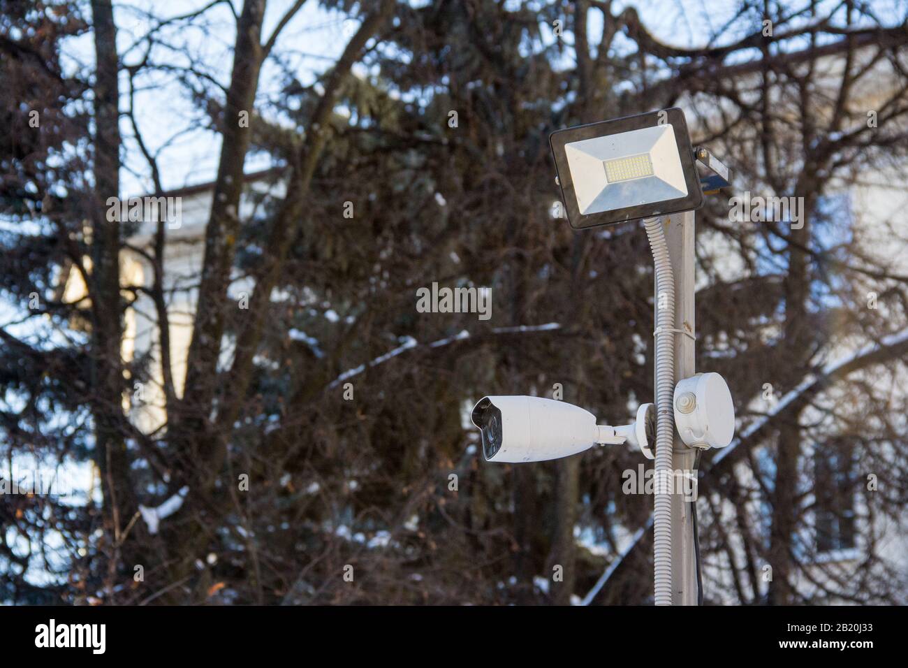 Überwachungskamera auf einer Straße. Schützen Sie das Perrimeter. Stockfoto