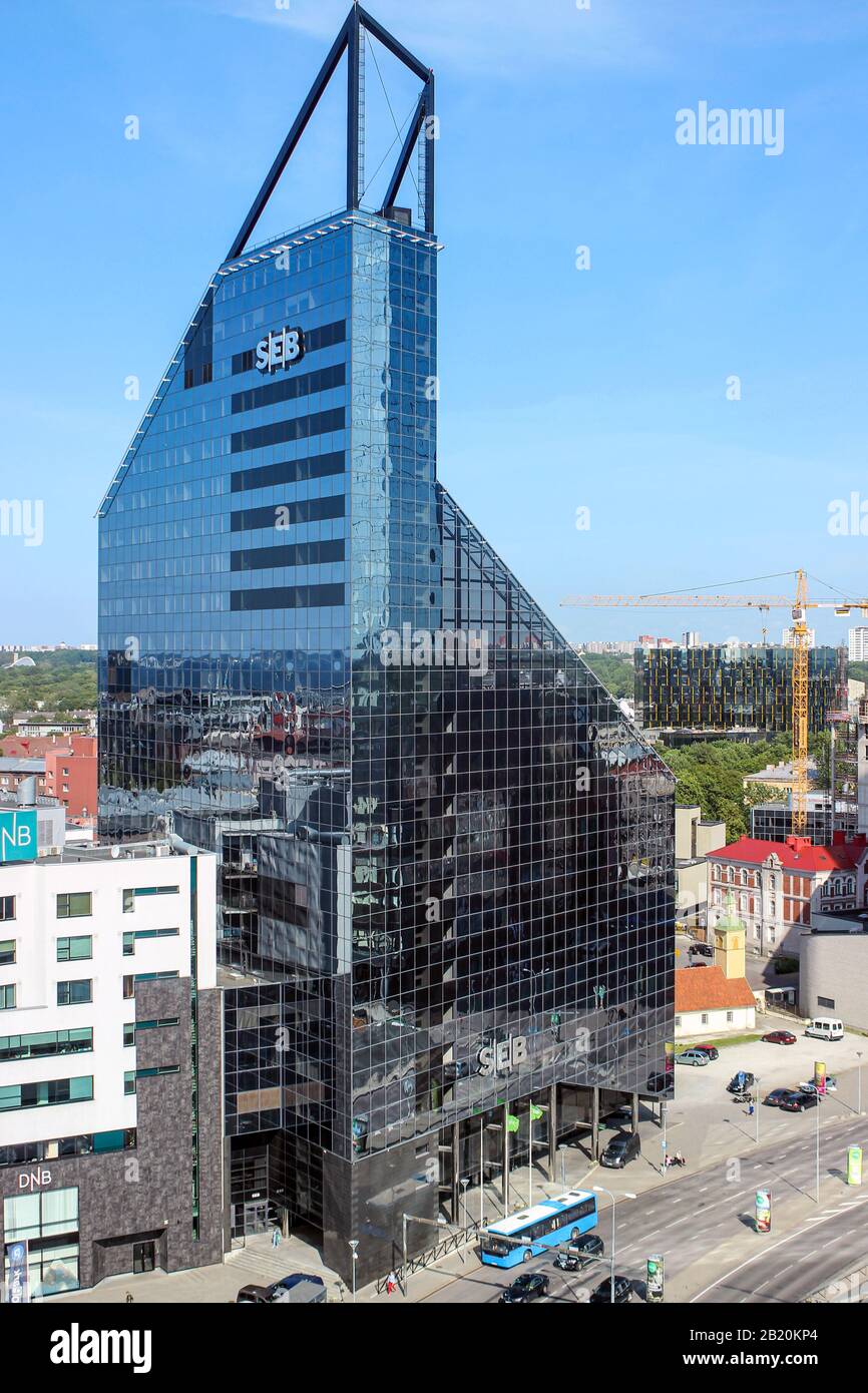 SEB Bank HQ, ein hohes modernes Bürogebäude mit Glasfassade, das eine Illusion von Durchblicken in Tallin, Estland, erzeugt Stockfoto