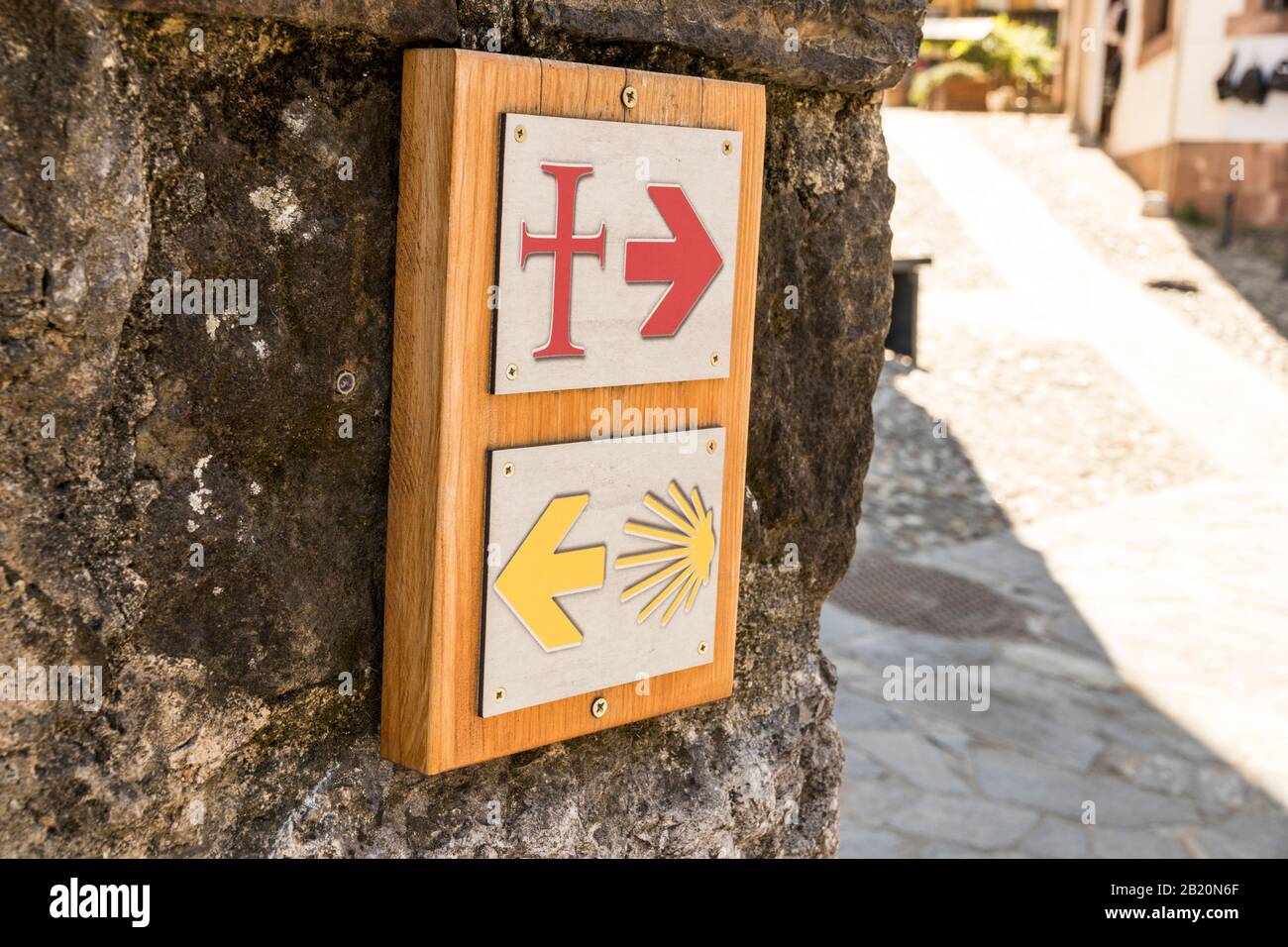 Potes, Spanien. Wegbeschreibung des Camino Lebaniego (Liebana-Weg) und des Camino de Santiago (St James Way), zwei Pilgerwege in Nordspanien Stockfoto