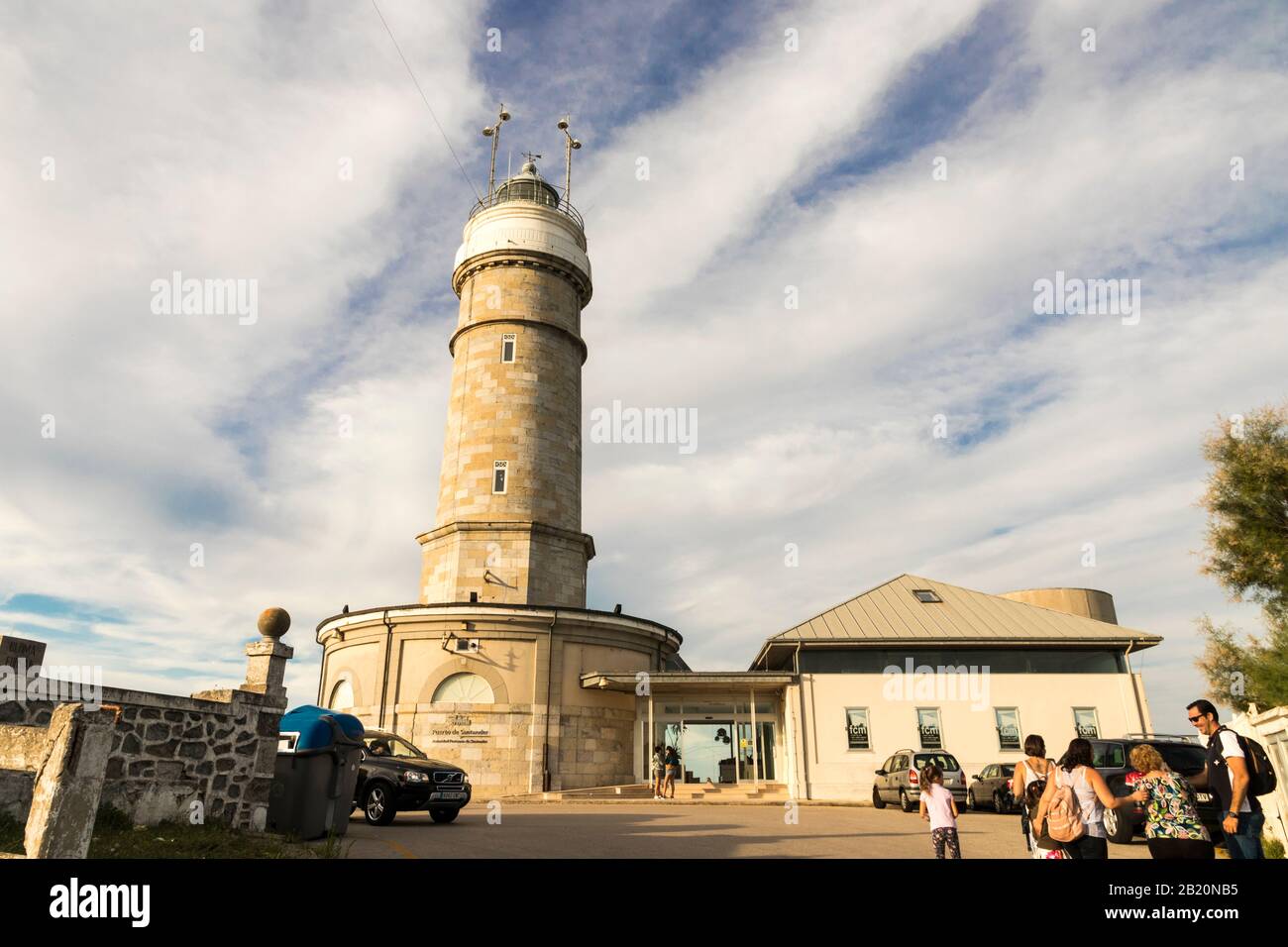 Santander, Spanien. Blick auf den Leuchtturm von Cabo Mayor, ein 30 m großer Leuchtturm mit Blick auf die Bucht von Biskaya und den Atlantik Stockfoto