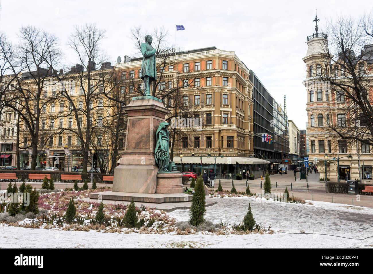 Helsinki, Finnland. Denkmal für den finlandschwedischen Lyriker und epischen Dichter Johan Ludvig Runenberg in einem kalten Wintertag, bedeckt mit Eis und Schnee Stockfoto