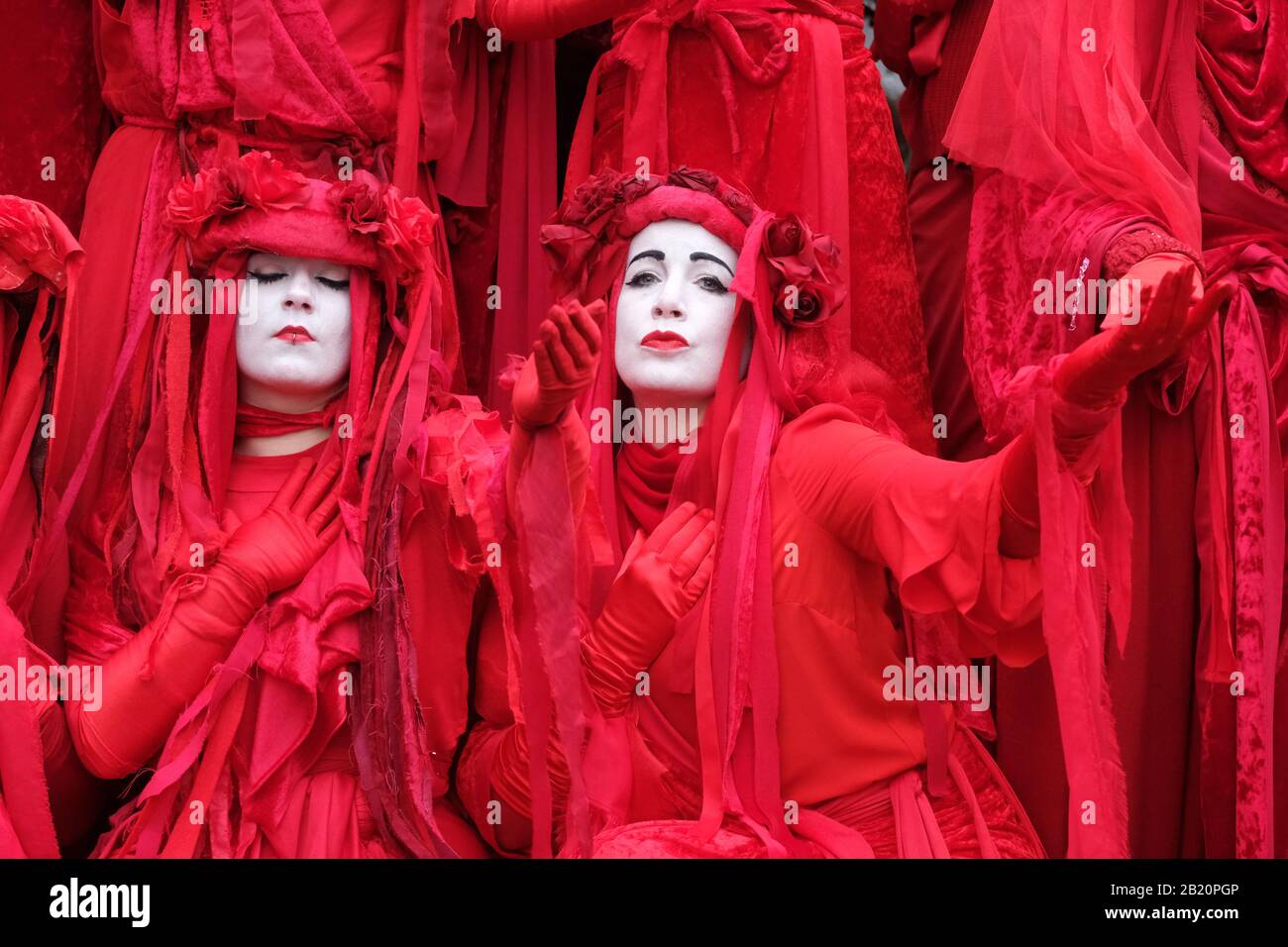 Bristol, Großbritannien - Freitag, 28. Februar 2020 - Extinction Rebellion (XR) Red Brigade Dancers treten im Zentrum von Bristol im Rahmen des Bristol Youth Strike 4 Climate march auf. Foto Steven May / Alamy Live News Stockfoto