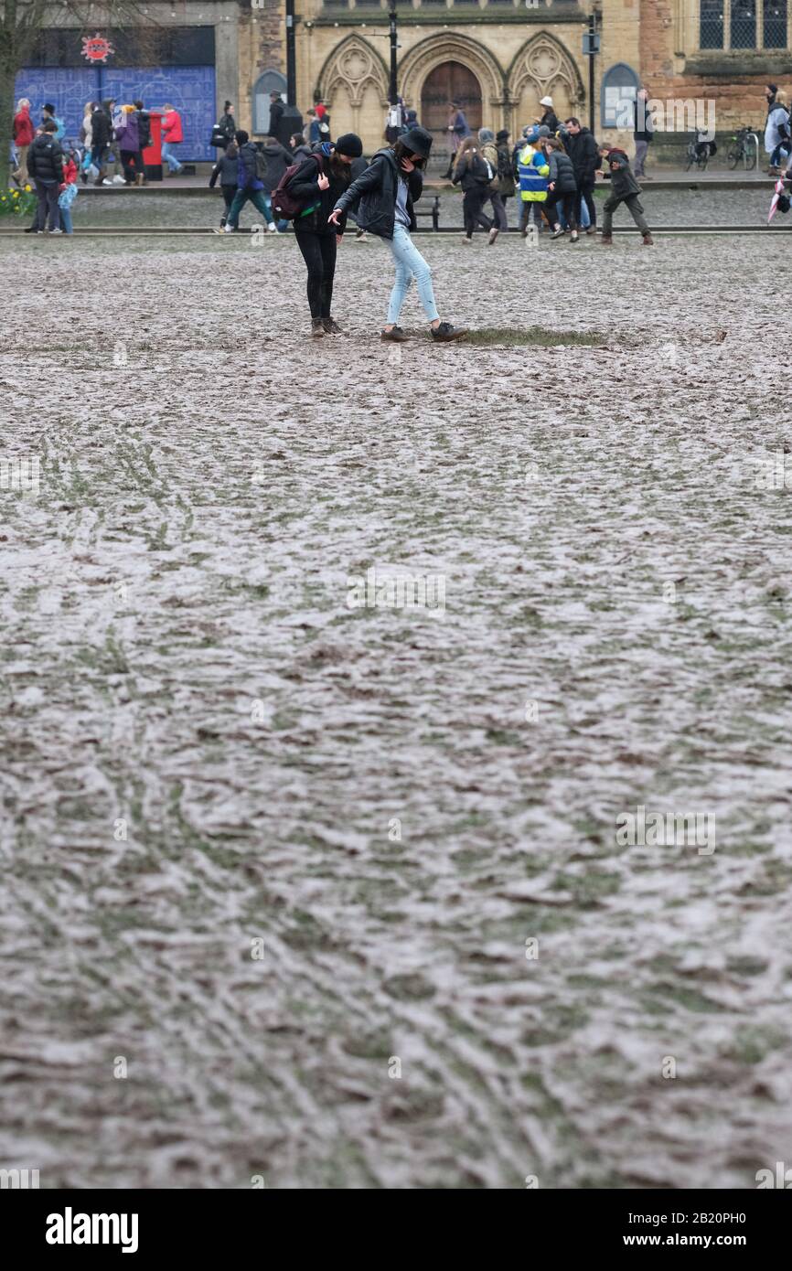 Bristol, Großbritannien - Freitag, 28. Februar 2020 - Junge Klimaschutz-Demonstranten machen sich nach der Zusammenkunft von Bristol Youth Strike 4 Climate über das schlammige zerstörte Gras auf College Green. Foto Steven May / Alamy Live News Stockfoto