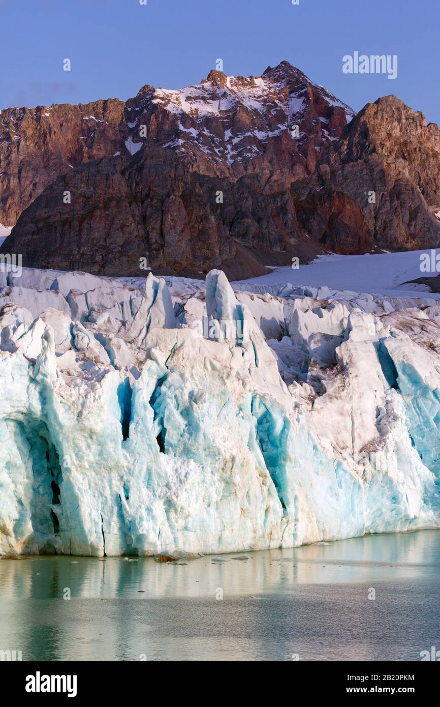 Fjortende Julibreen / 14. Juli Gletscherverkalbung in Krossfjorden bei Sonnenuntergang, Haakon VII Land, Spitzbergen/Spitzbergen, Norwegen Stockfoto